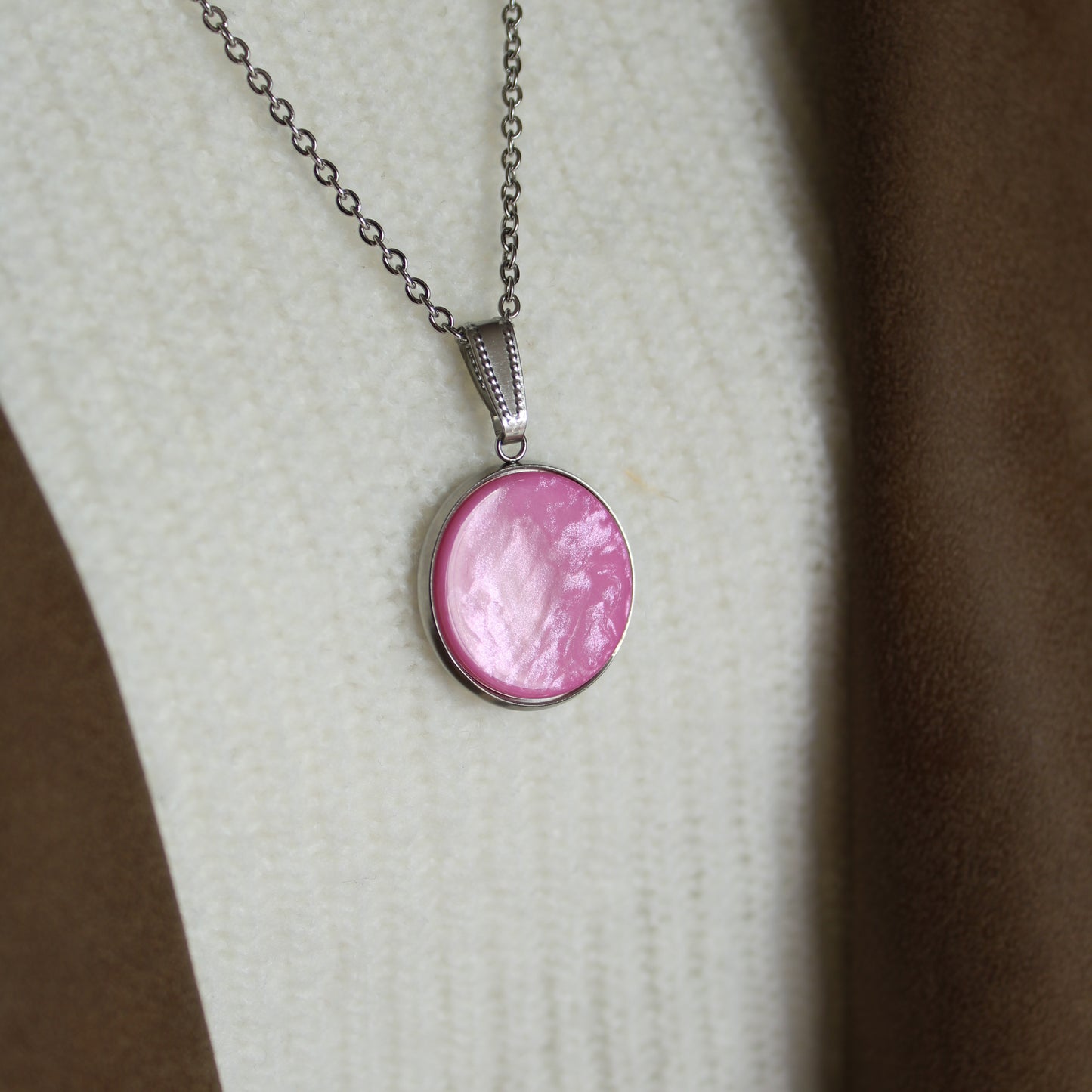 Lange Halskette in Silber mit einem Anhänger in Pink, Edelstahl