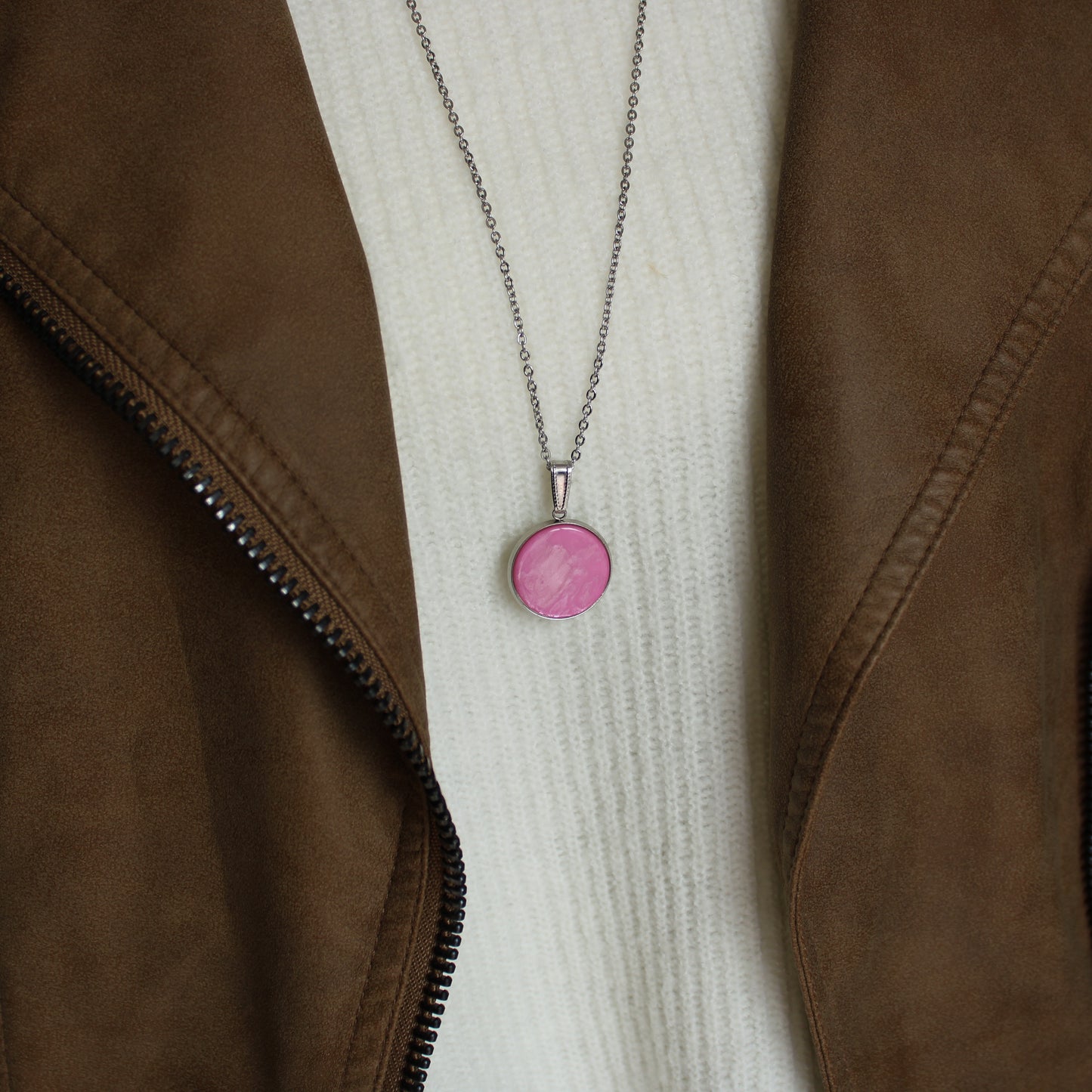Lange Halskette in Silber mit einem Anhänger in Pink, Edelstahl