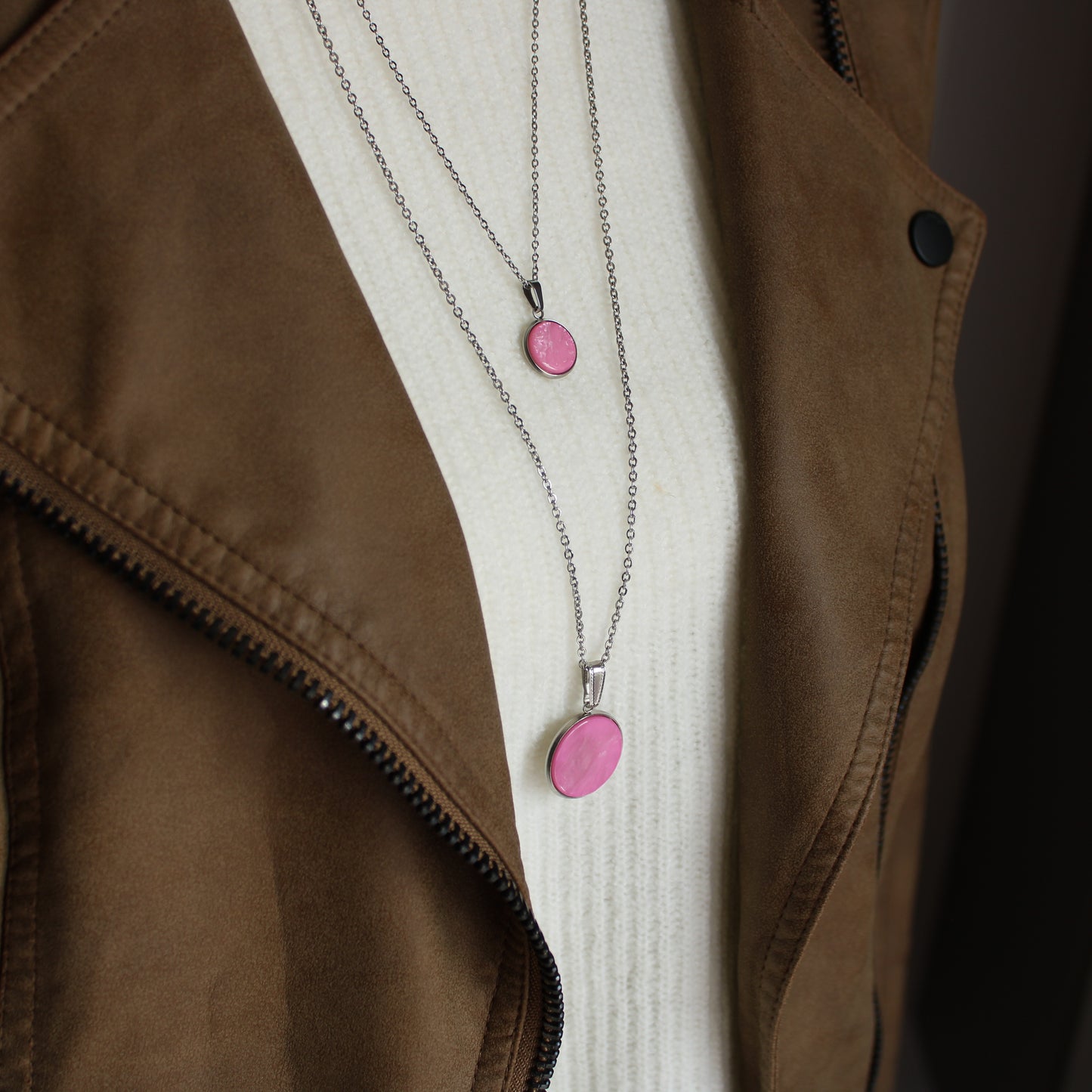 Lange Halskette in Silber mit einem Anhänger in Pink, Edelstahl