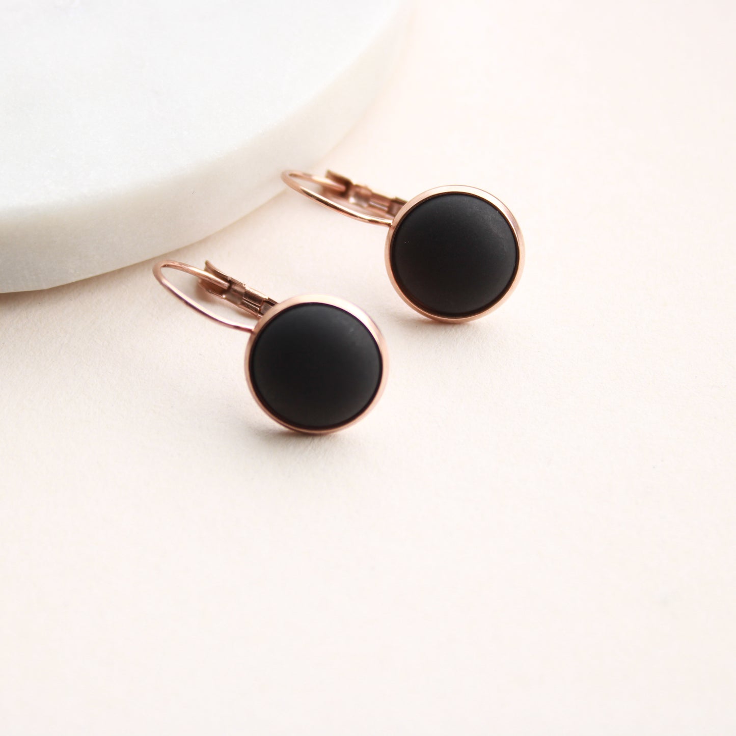 Ohrringe in Rosegold mit Stein in Schwarz Matt aus Edelstahl