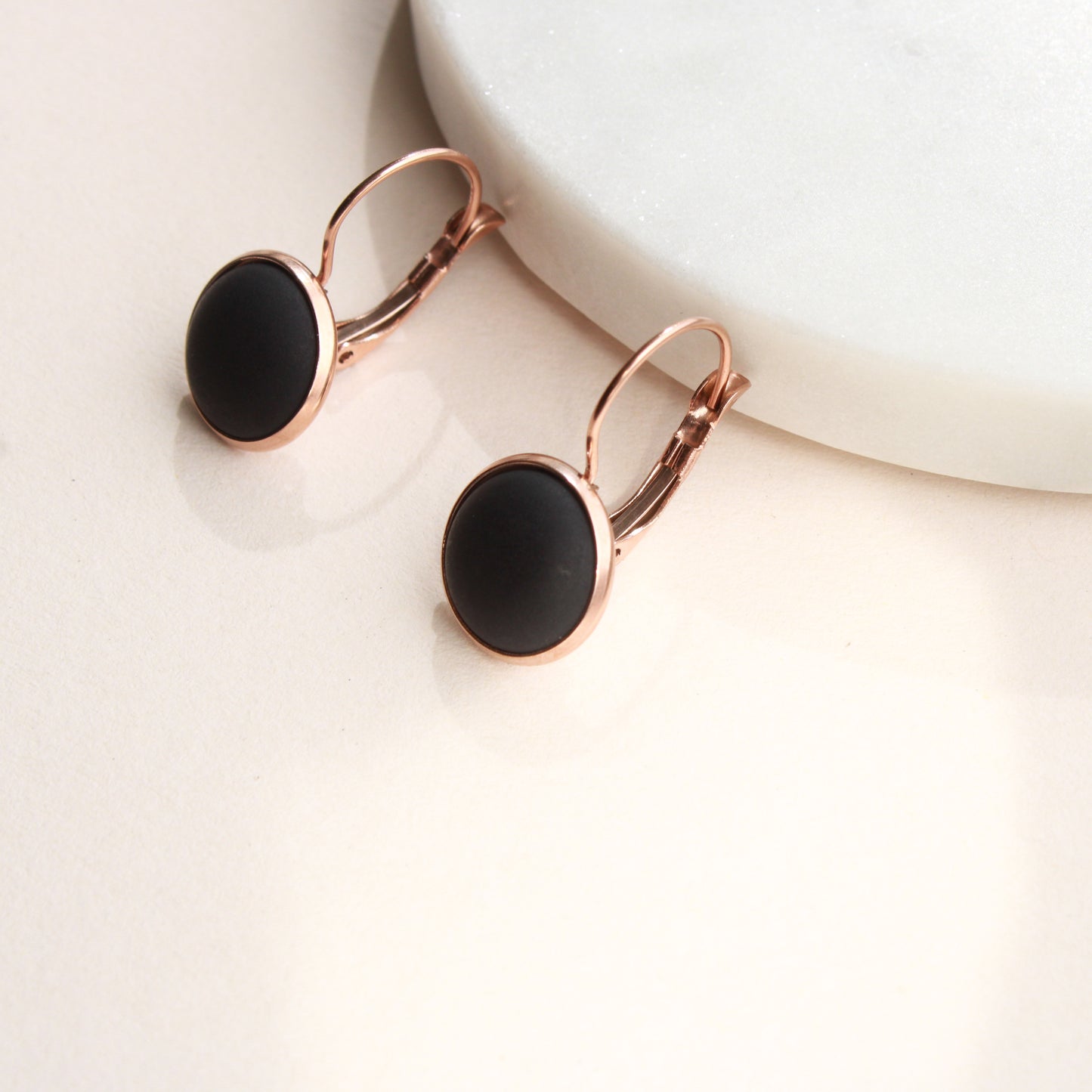 Ohrringe in Rosegold mit Stein in Schwarz Matt aus Edelstahl