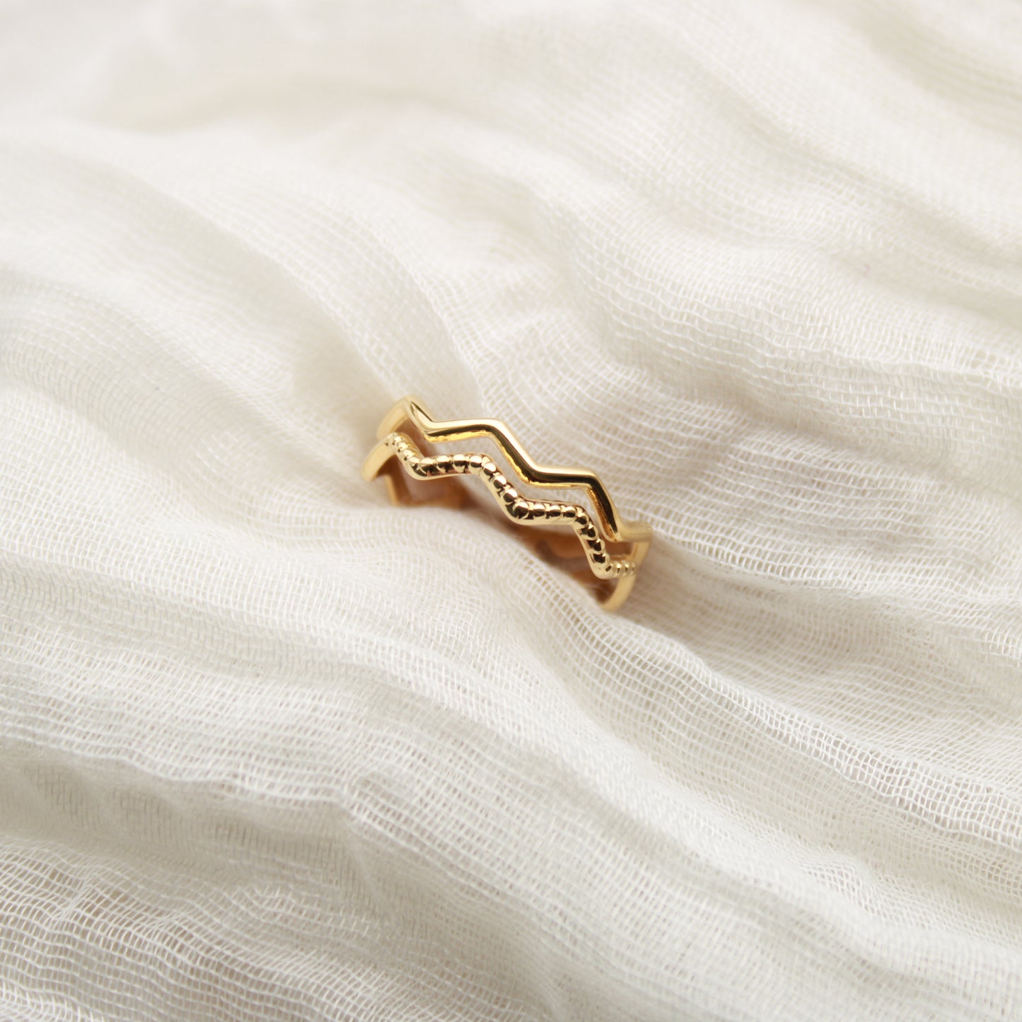 Goldener Ring aus Edelstahl im Zickzack-Design, verstellbar