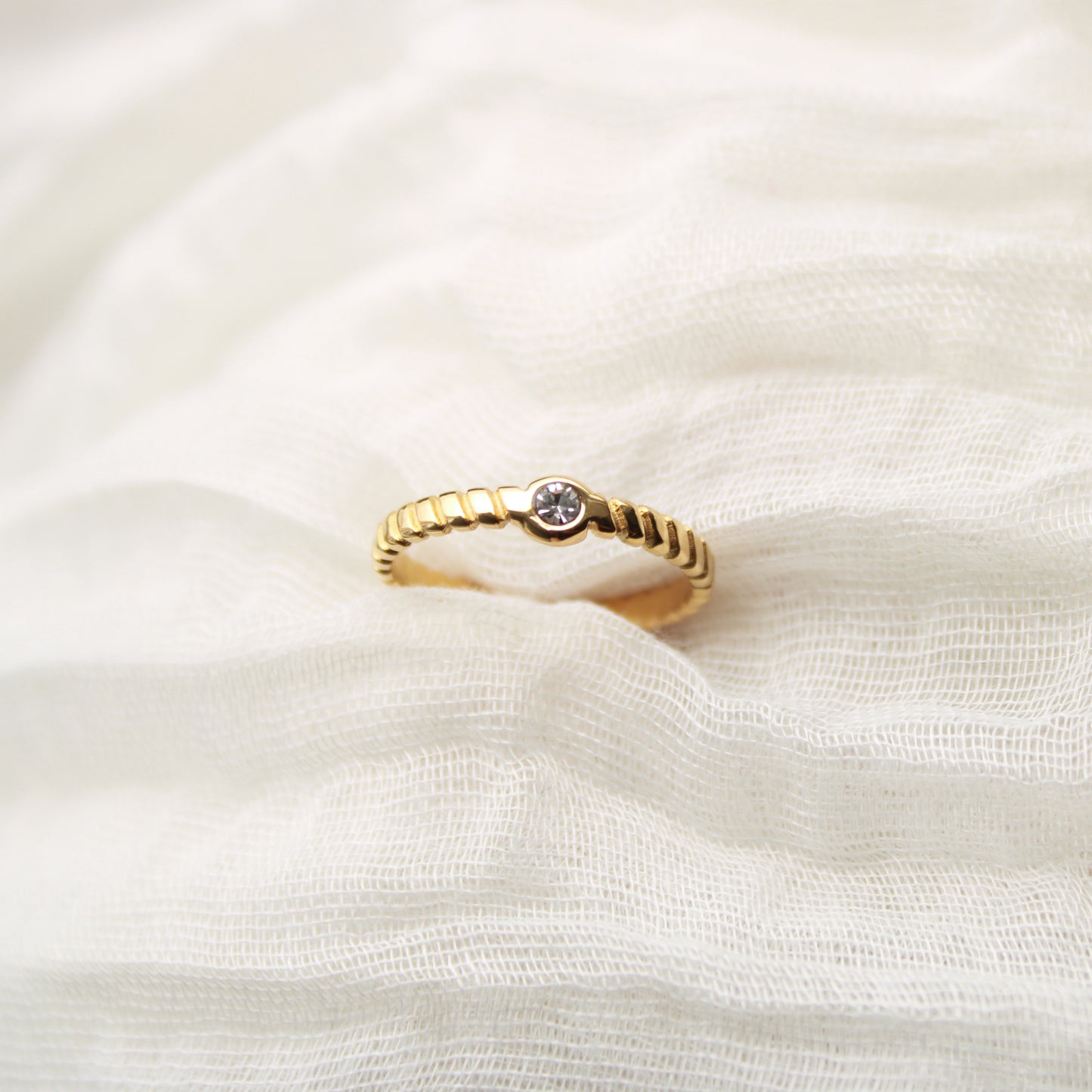 Schlichter Ring aus Edelstahl mit Zirkonia-Stein, Gold, verstellbar
