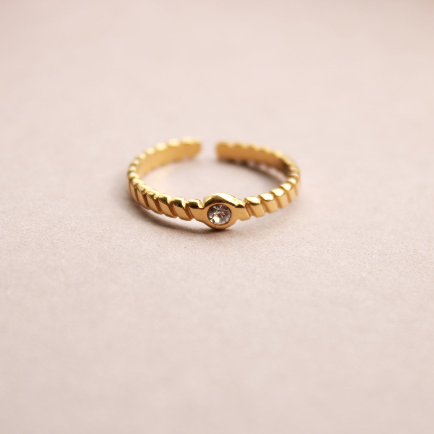Schlichter Ring aus Edelstahl mit Zirkonia-Stein, Gold, verstellbar