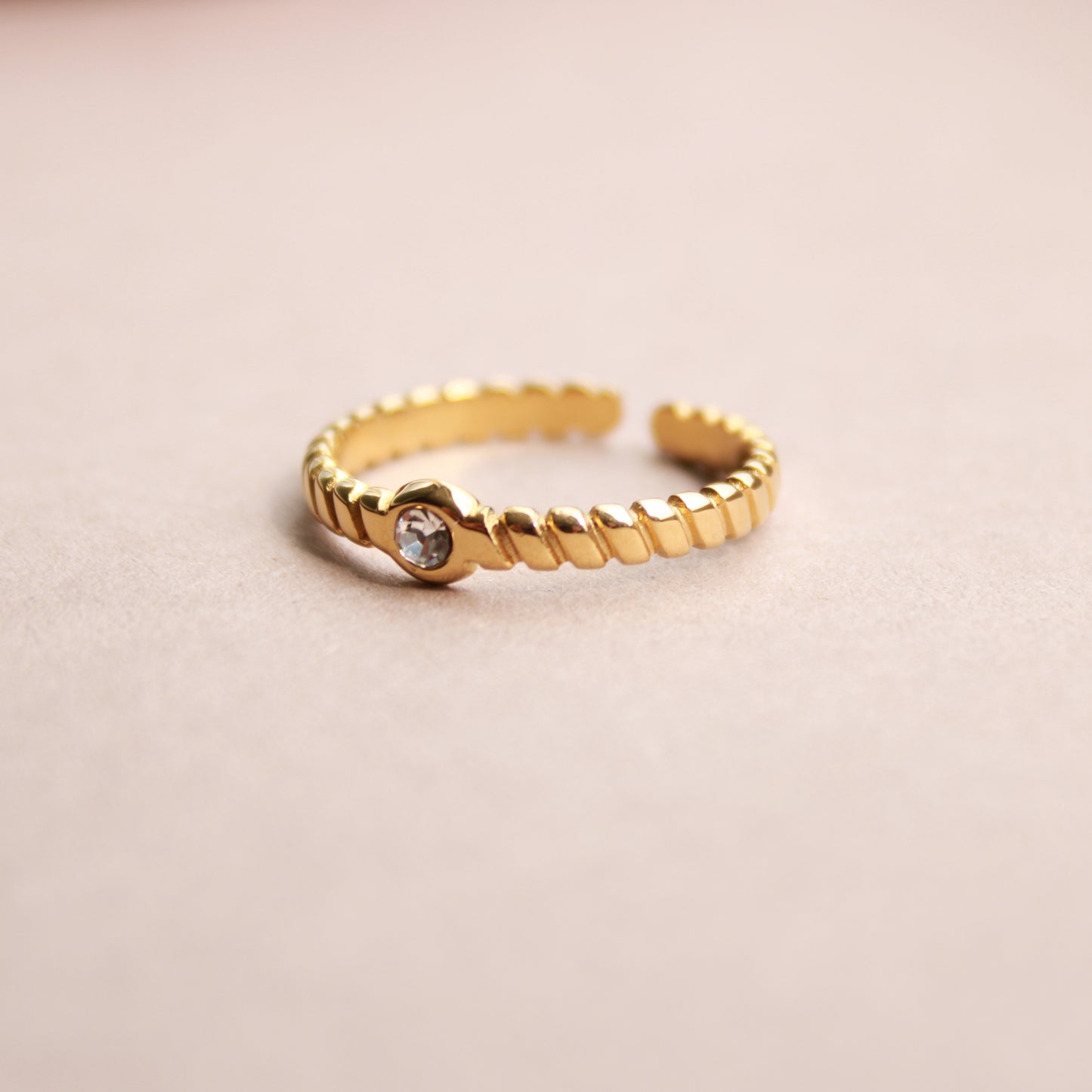Schlichter Ring aus Edelstahl mit Zirkonia-Stein, Gold, verstellbar