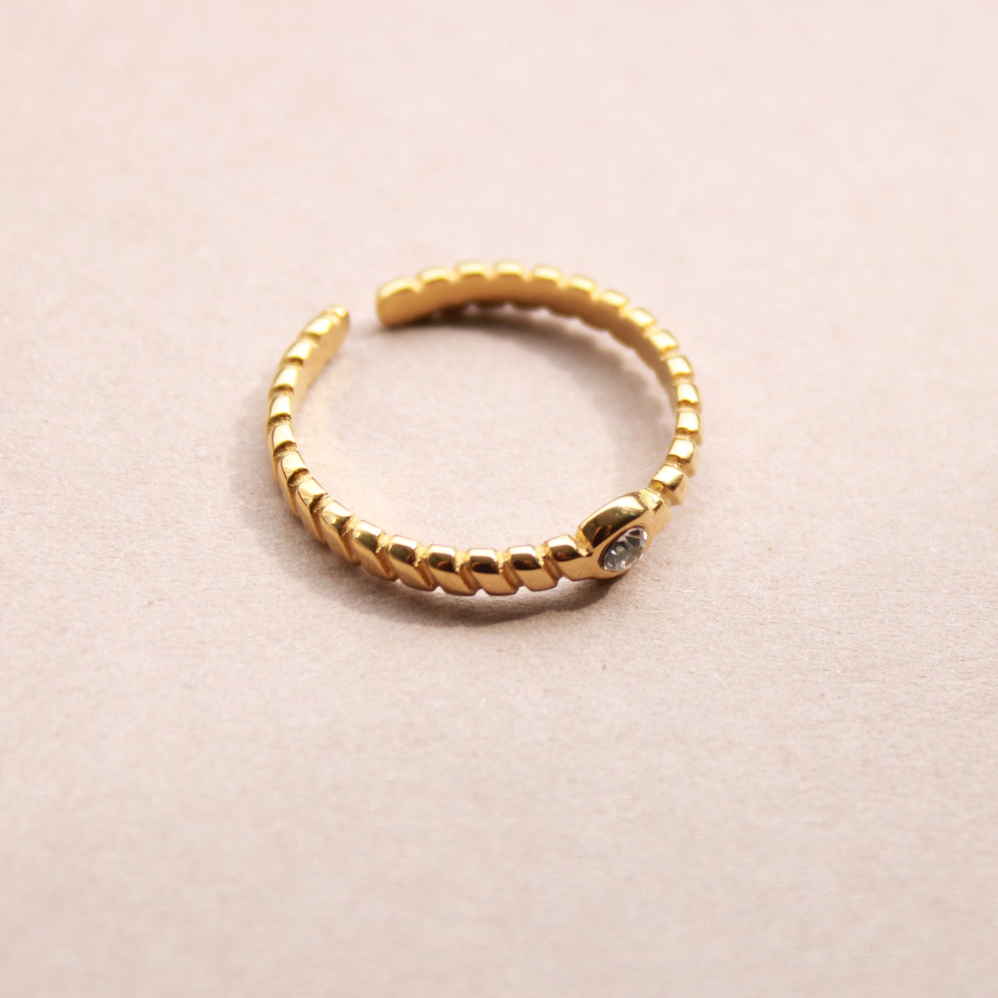 Schlichter Ring aus Edelstahl mit Zirkonia-Stein, Gold, verstellbar