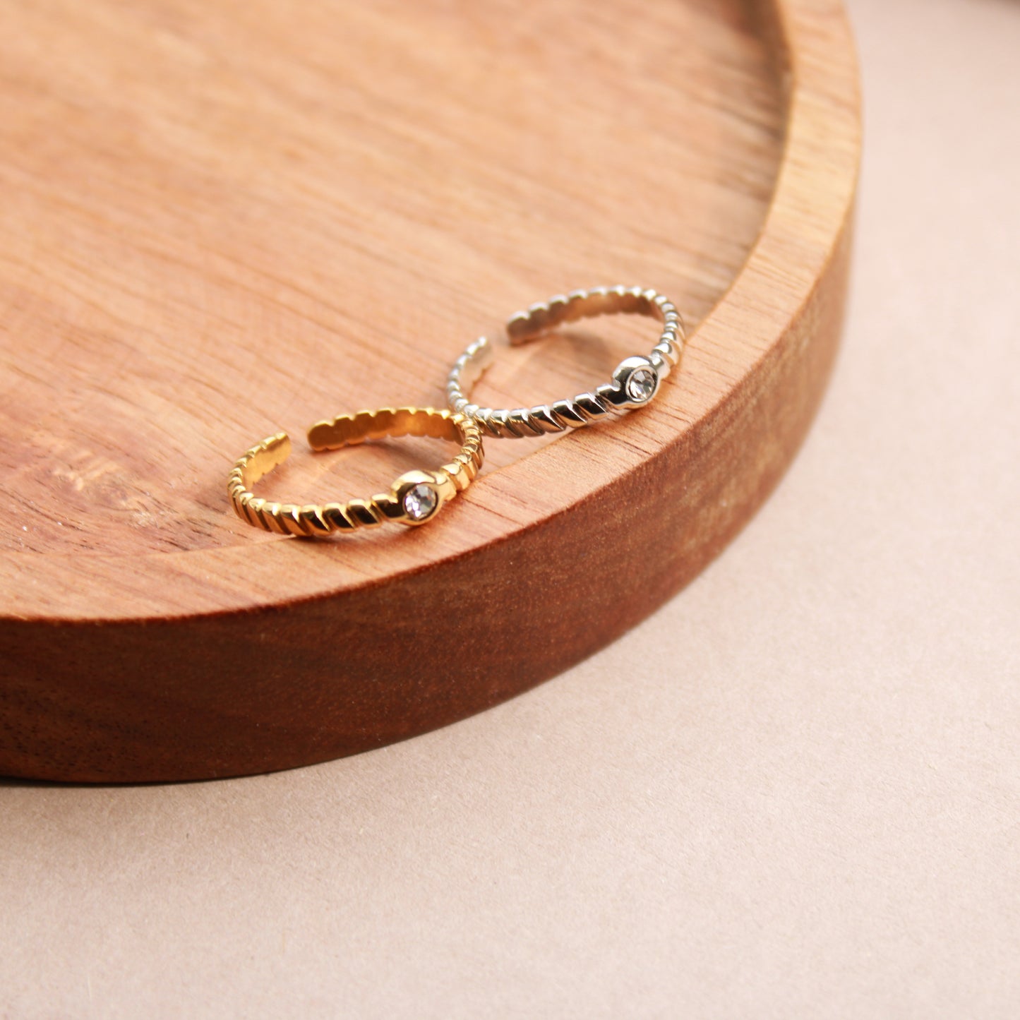 Schlichter Ring aus Edelstahl mit Zirkonia-Stein, Gold, verstellbar