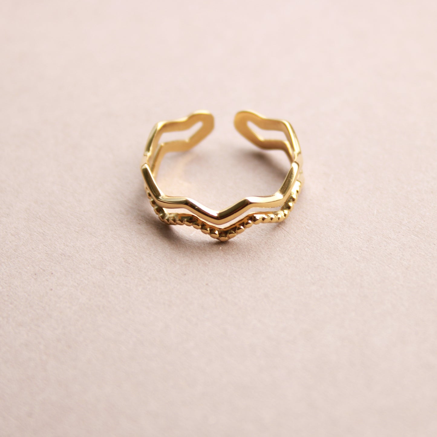 Goldener Ring aus Edelstahl im Zickzack-Design, verstellbar