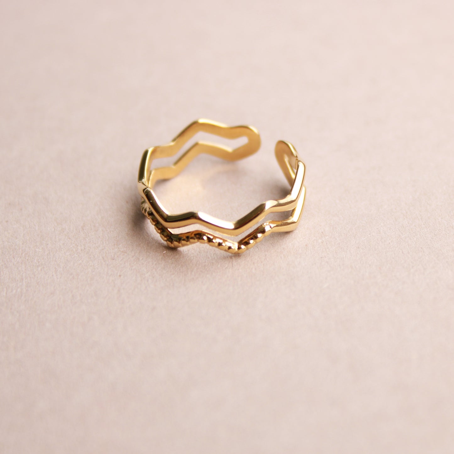 Goldener Ring aus Edelstahl im Zickzack-Design, verstellbar