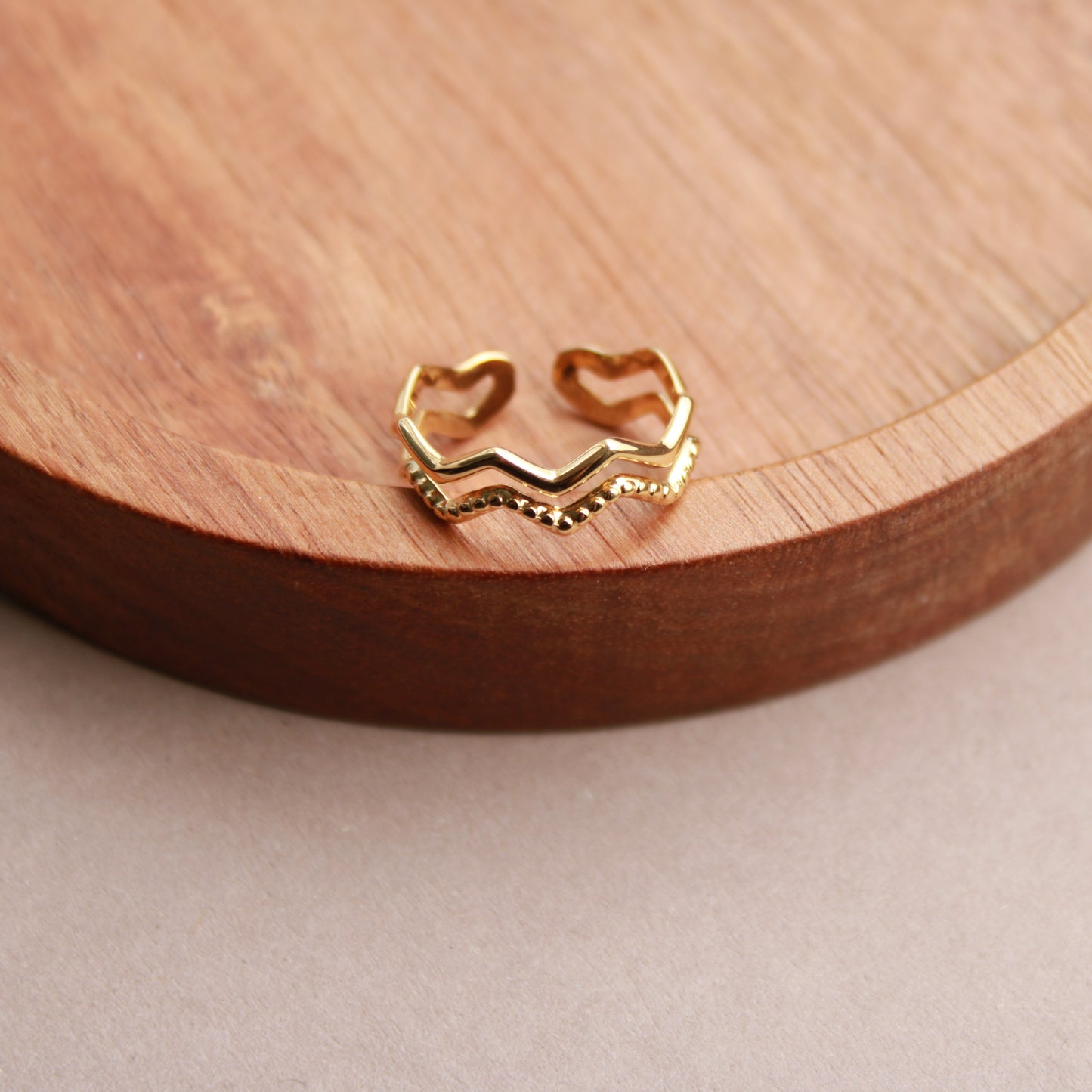 Goldener Ring aus Edelstahl im Zickzack-Design, verstellbar
