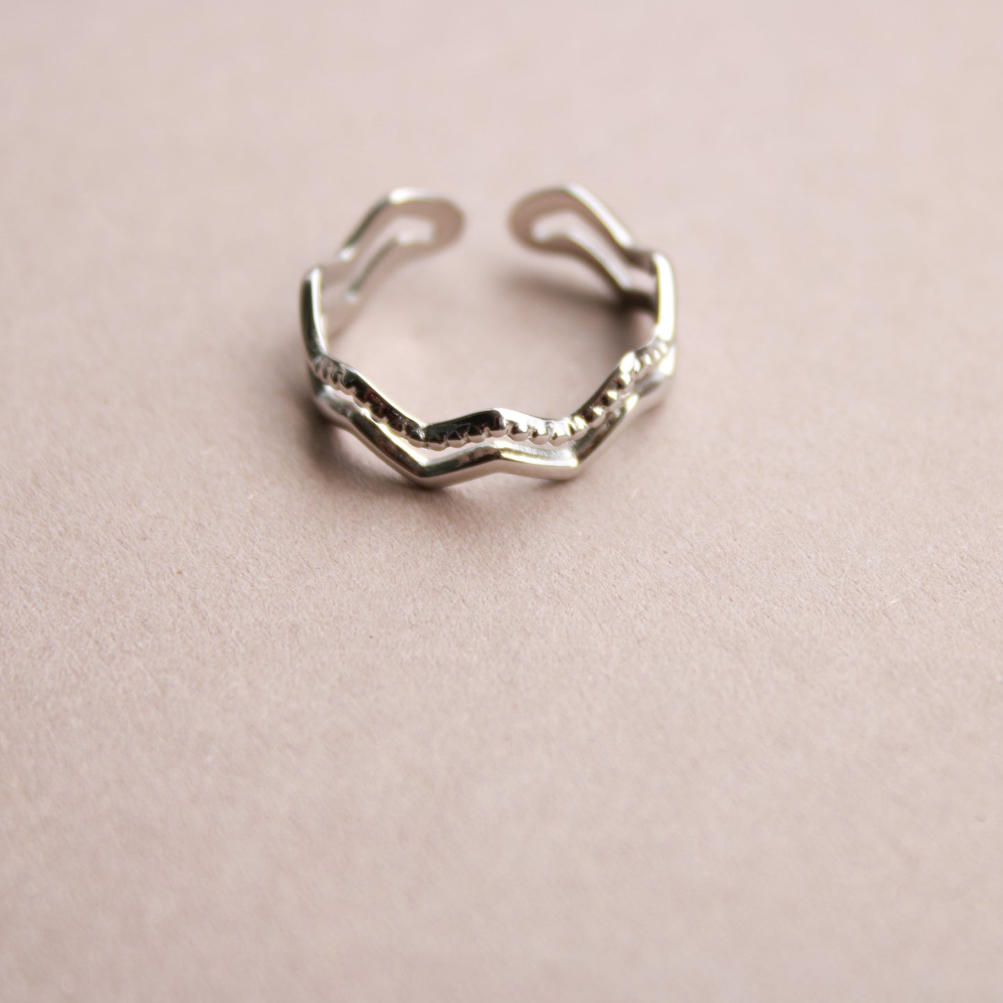 Silberner Ring aus Edelstahl im Zickzack-Design, verstellbar