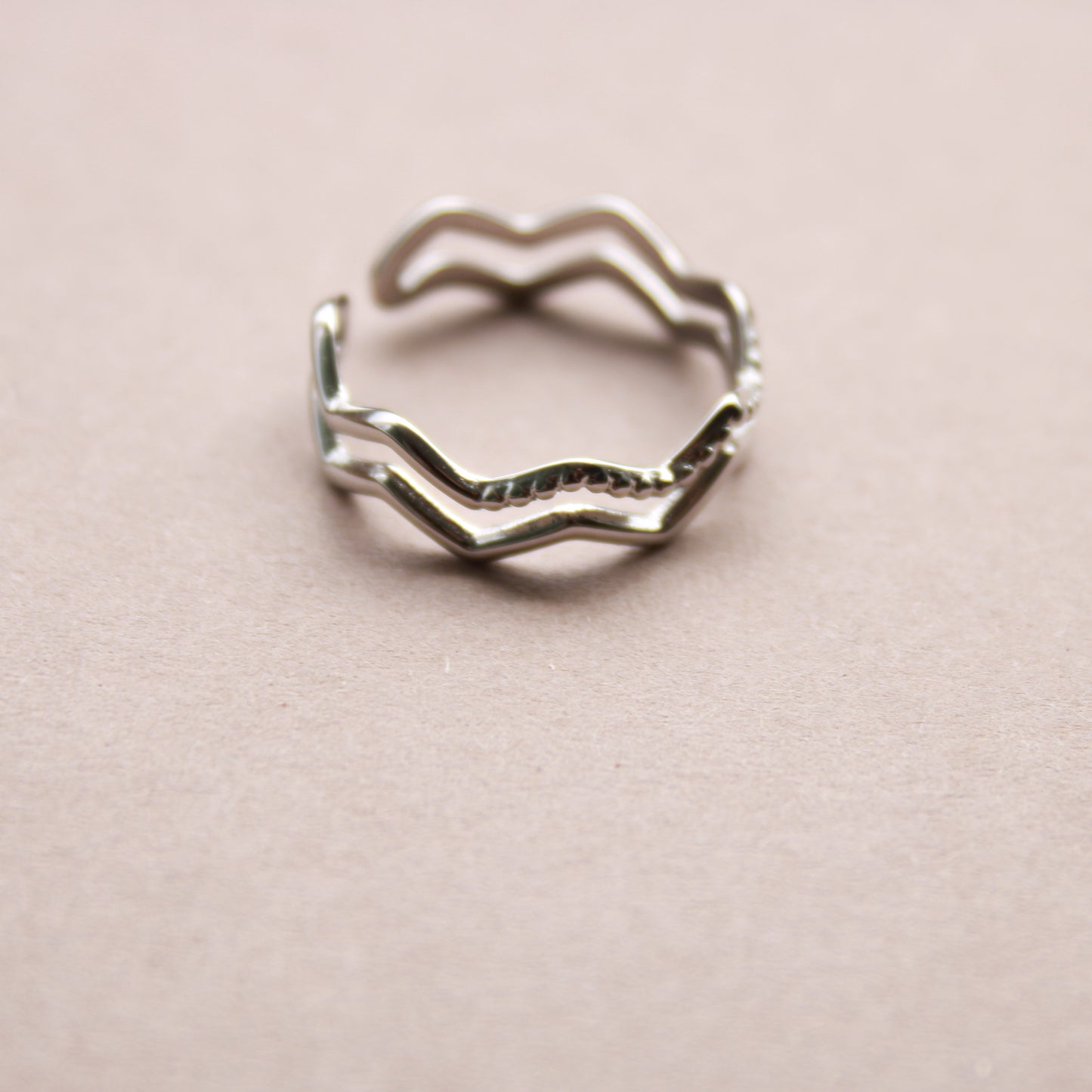 Silberner Ring aus Edelstahl im Zickzack-Design, verstellbar