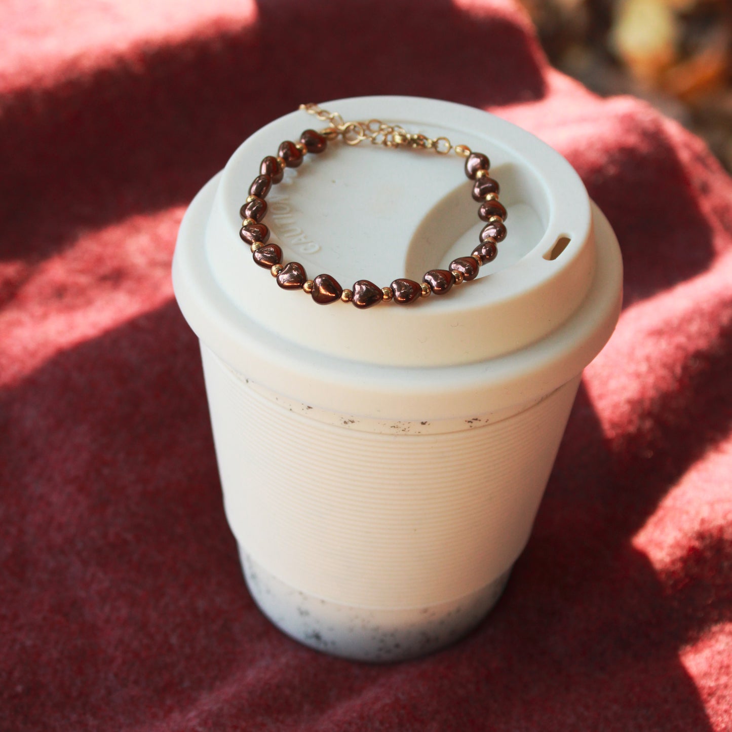 Armband mit Perlen in Herzform, Braun-Metallic, Gold