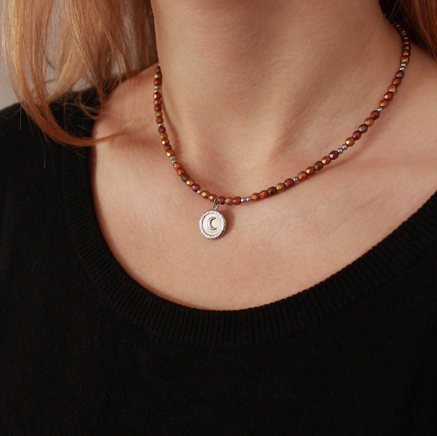Perlenkette in Erdtönen und Silber aus Edelstahl, Metallic-Matt Effekt