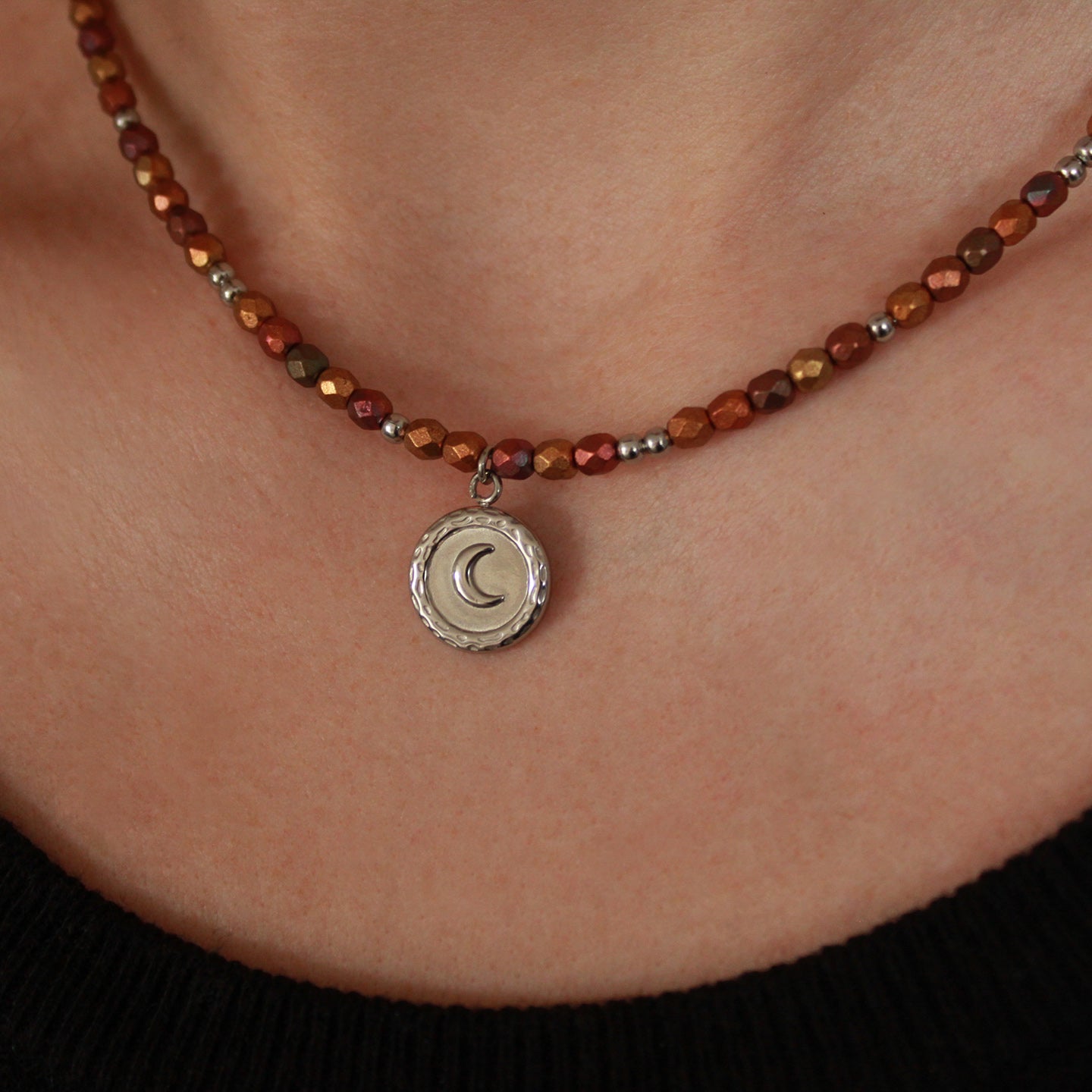 Perlenkette in Erdtönen und Silber aus Edelstahl, Metallic-Matt Effekt