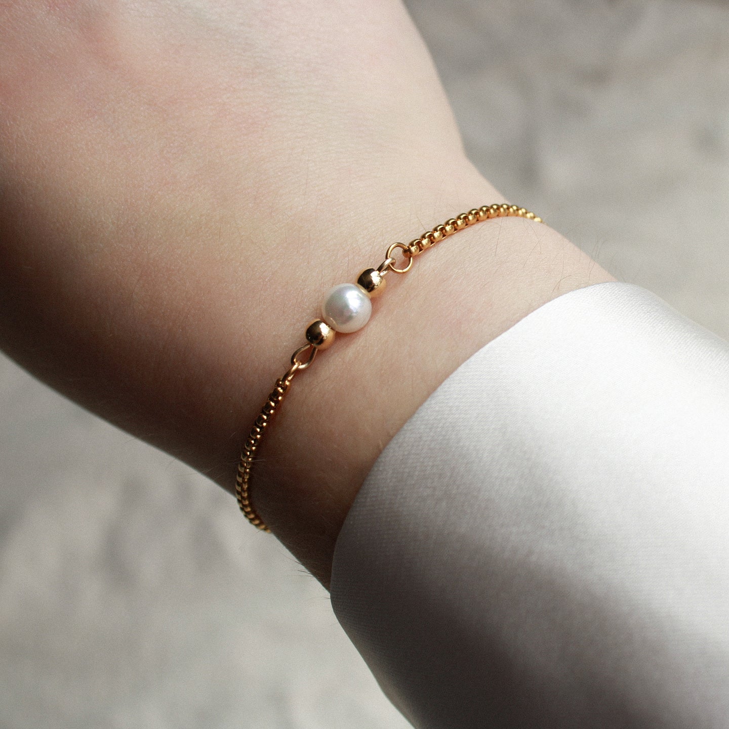 Armband in Gold mit kleiner Muschelkernperle, Edelstahl