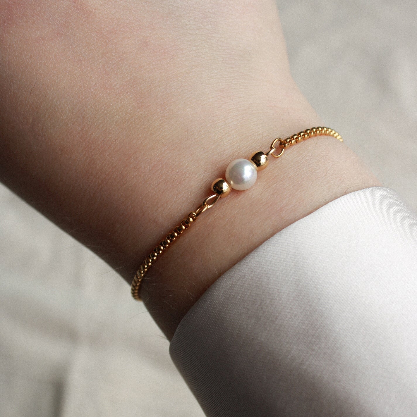 Armband in Gold mit kleiner Muschelkernperle, Edelstahl