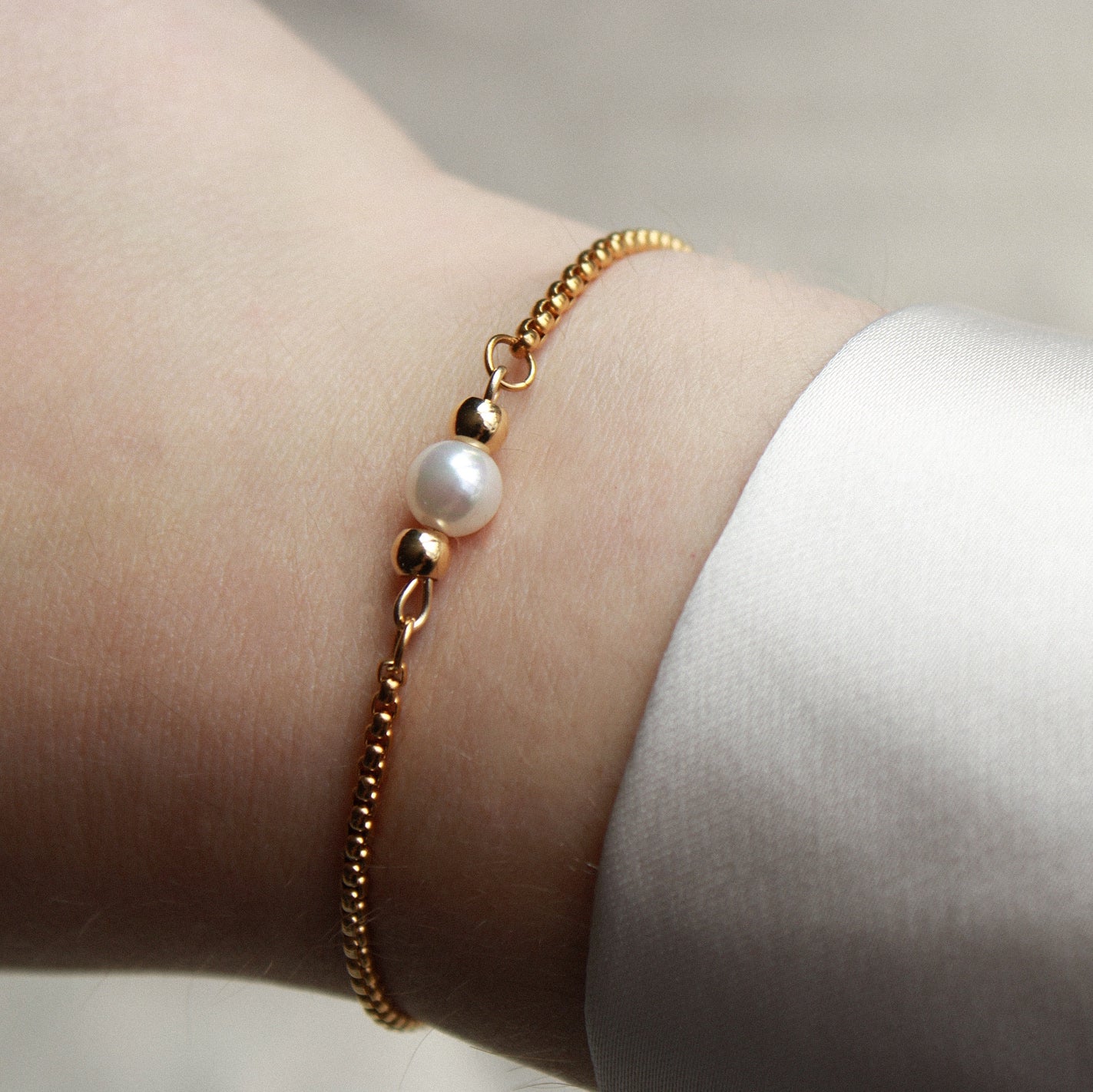 Armband in Gold mit kleiner Muschelkernperle, Edelstahl