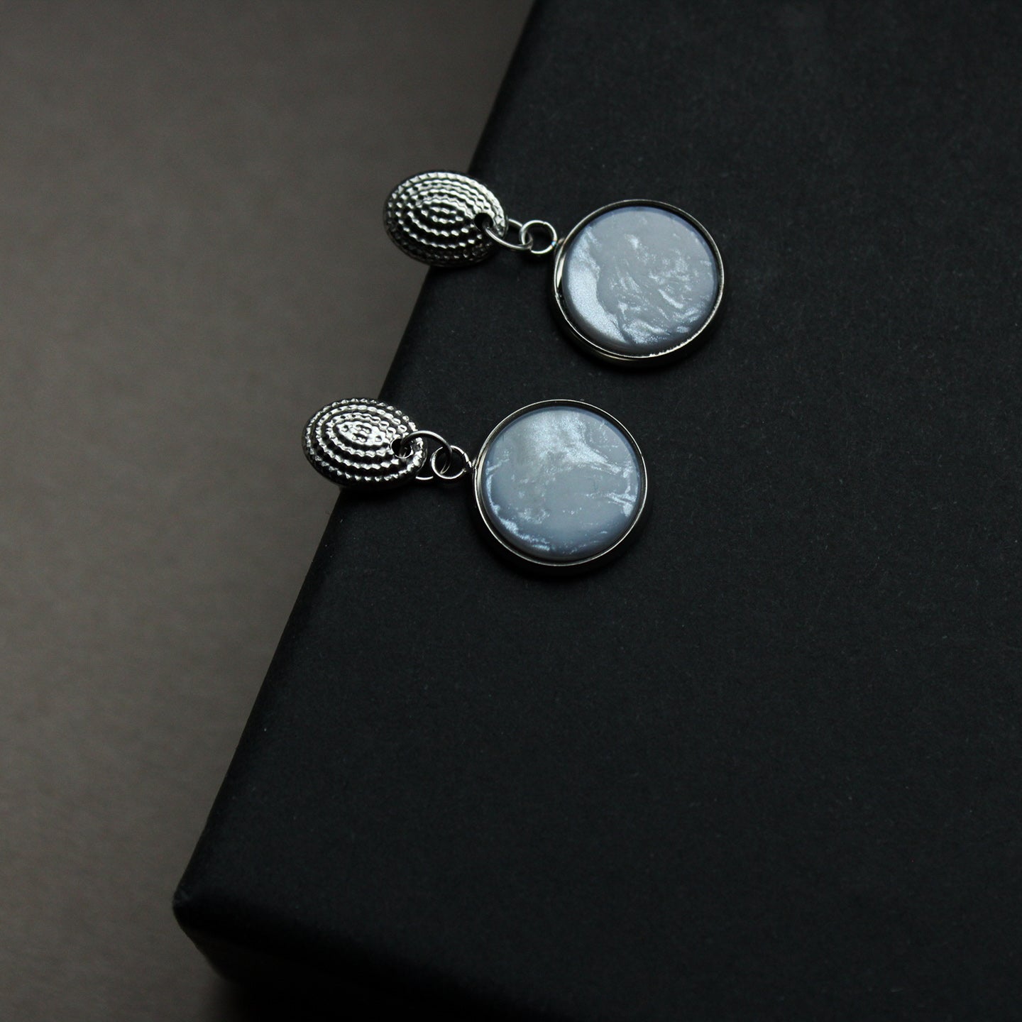 Silber Ohrringe rund aus Edelstahl, mit Stein in der Farbe hellblau, Ohrstecker