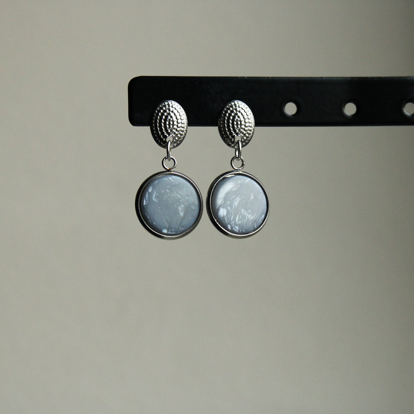 Silber Ohrringe rund aus Edelstahl, mit Stein in der Farbe hellblau, Ohrstecker