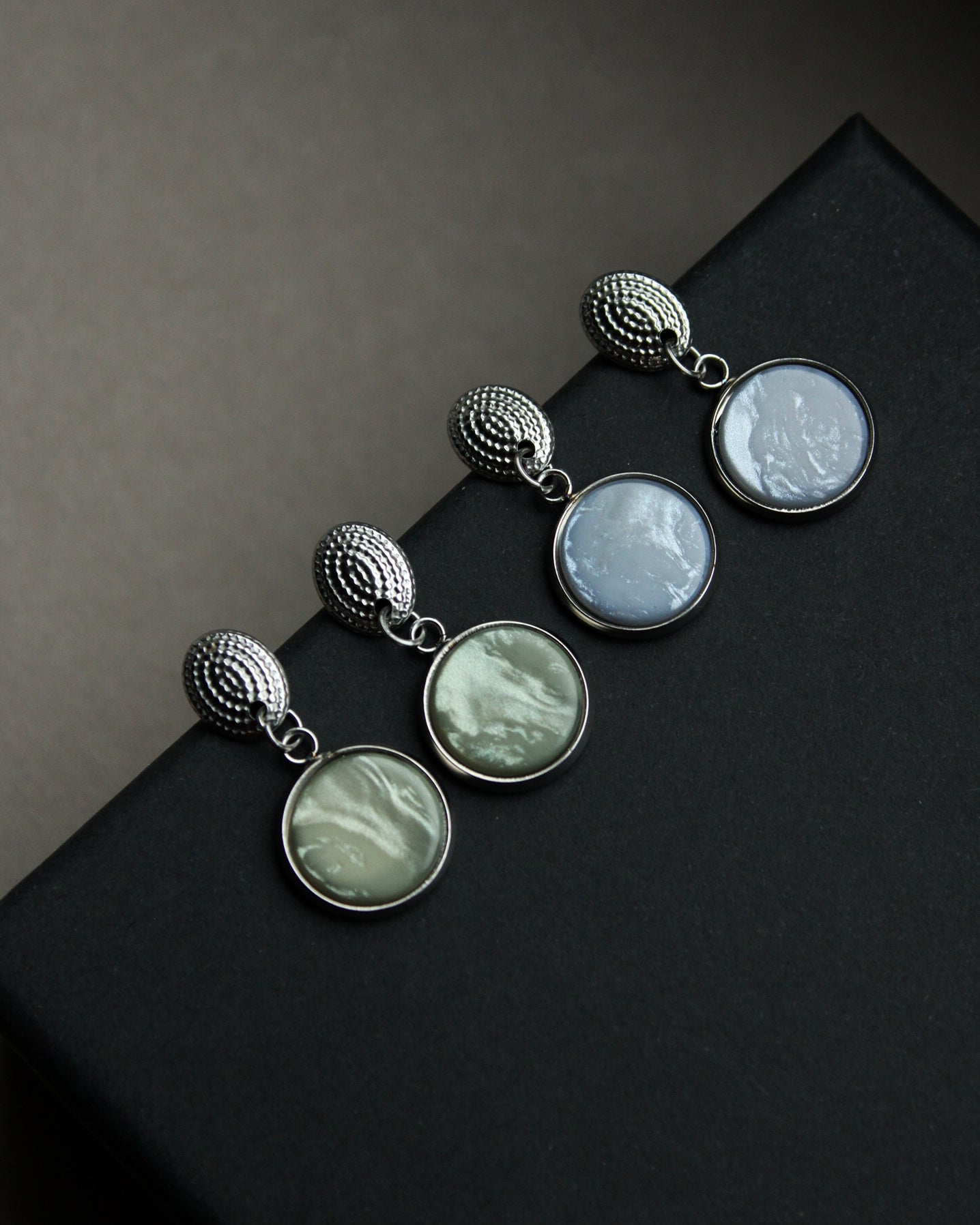 Silber Ohrringe rund aus Edelstahl, mit Stein in der Farbe hellblau, Ohrstecker