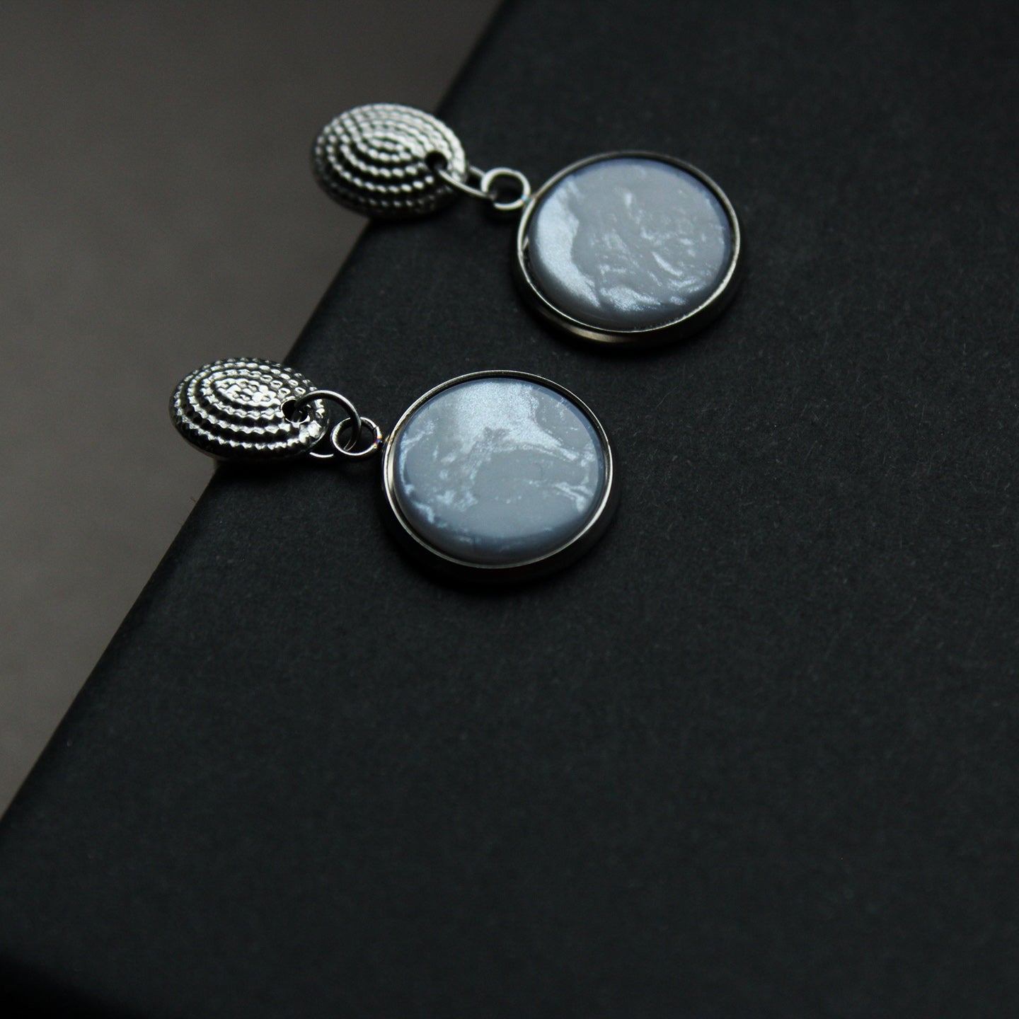 Silber Ohrringe rund aus Edelstahl, mit Stein in der Farbe hellblau, Ohrstecker