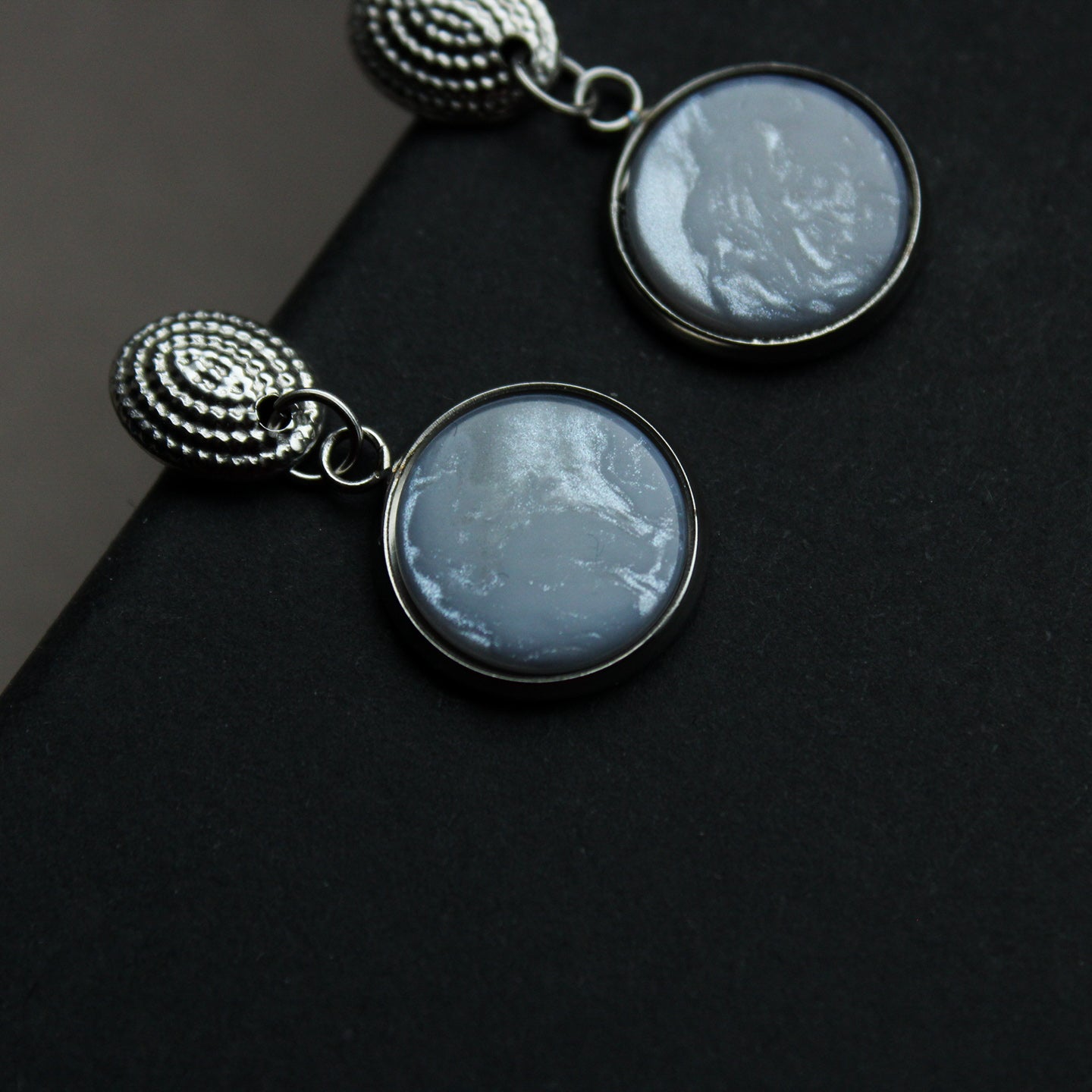 Silber Ohrringe rund aus Edelstahl, mit Stein in der Farbe hellblau, Ohrstecker