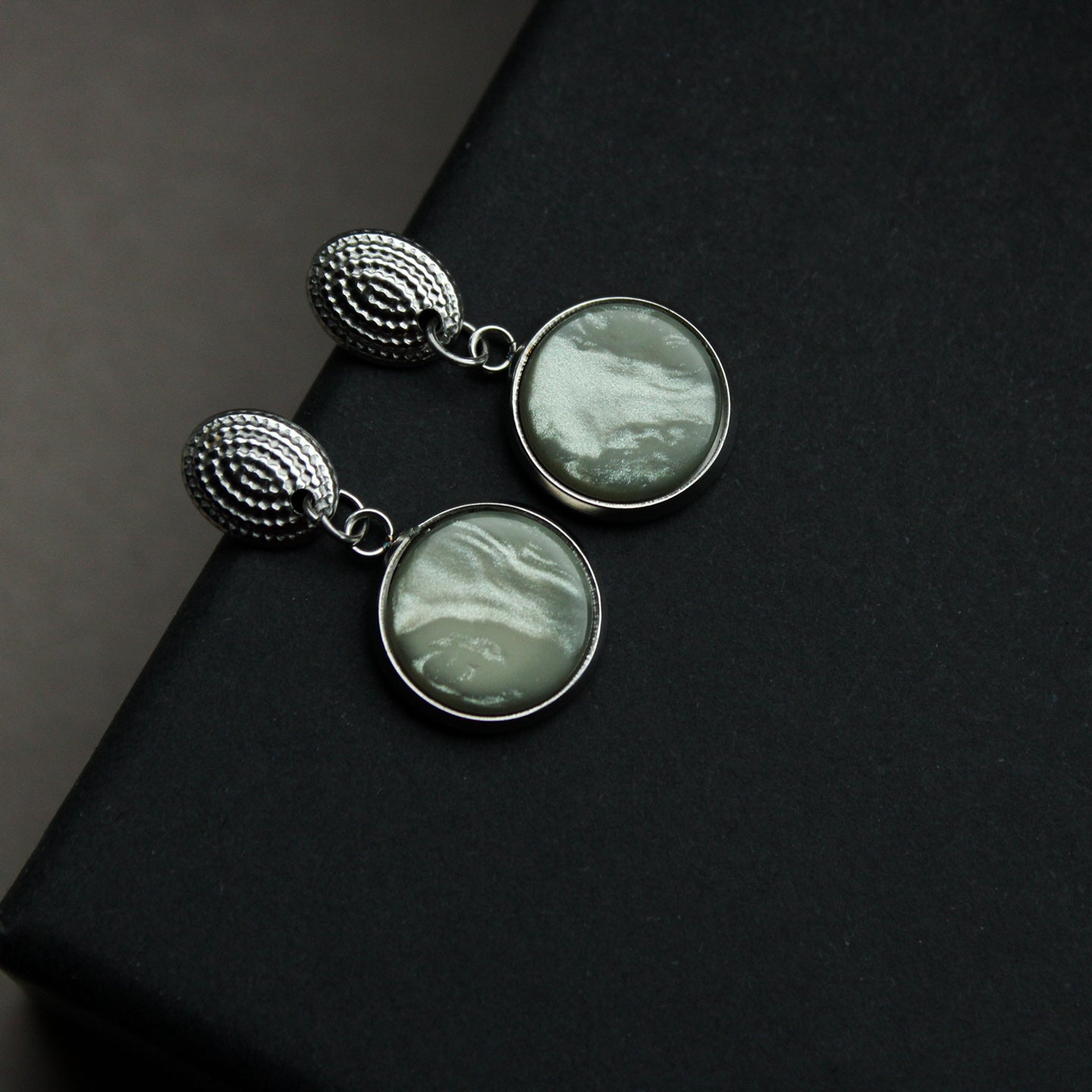 Silber Ohrringe rund aus Edelstahl mit Stein in der Farbe Jadegrün, Ohrstecker