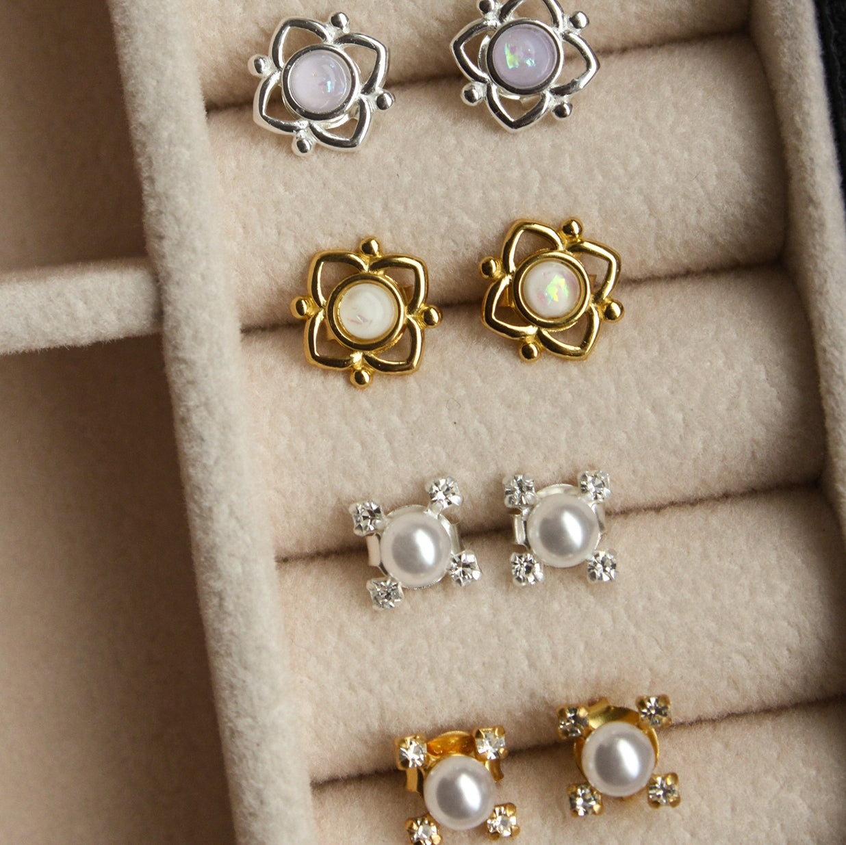 Ohrstecker mit Perle, aus 925er Silber, 24K Goldbeschichtung, mit 4 kleinen Kristallen