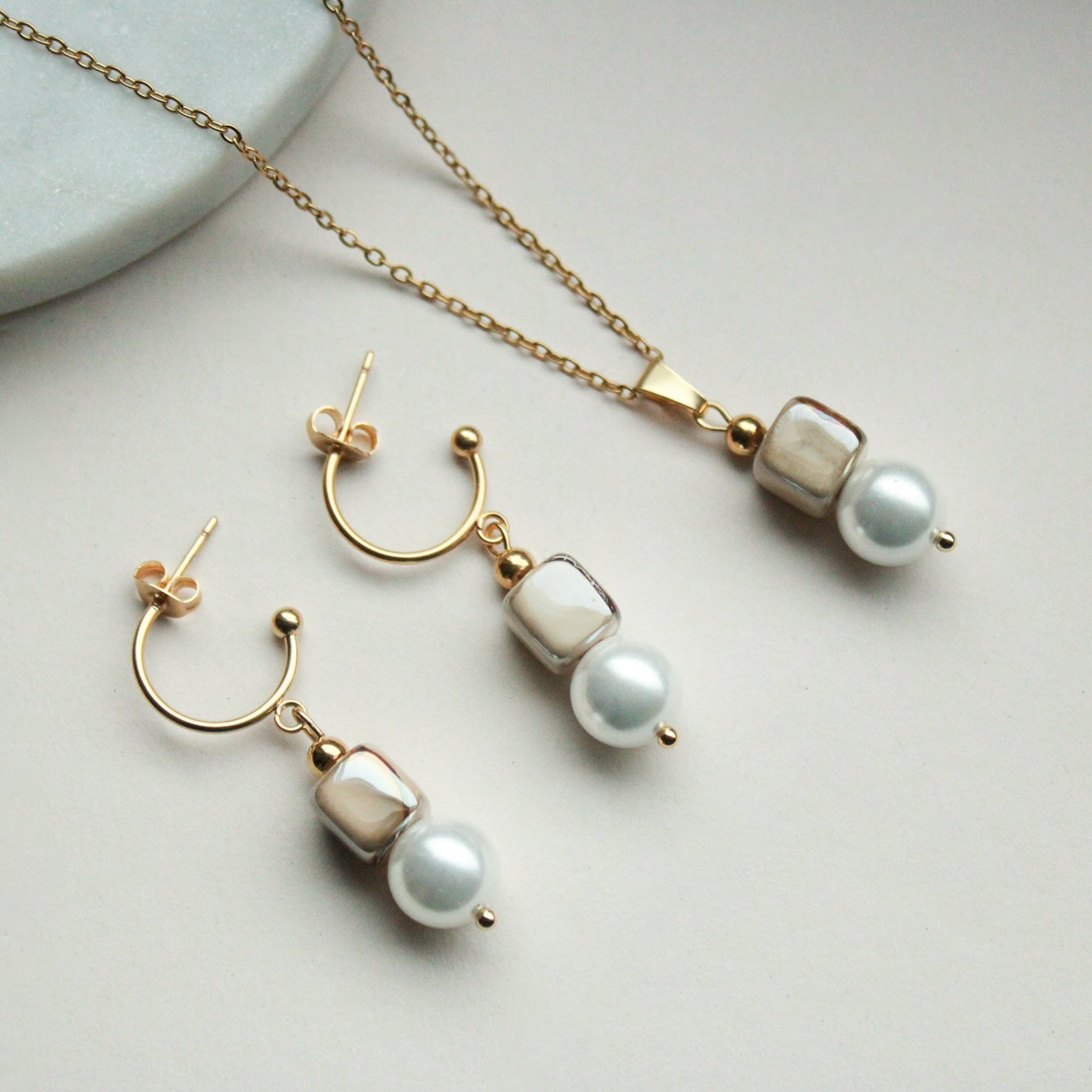 Ohrringe Gold mit Keramikperle in Sand Beige, Muschelkernperle, Edelstahl
