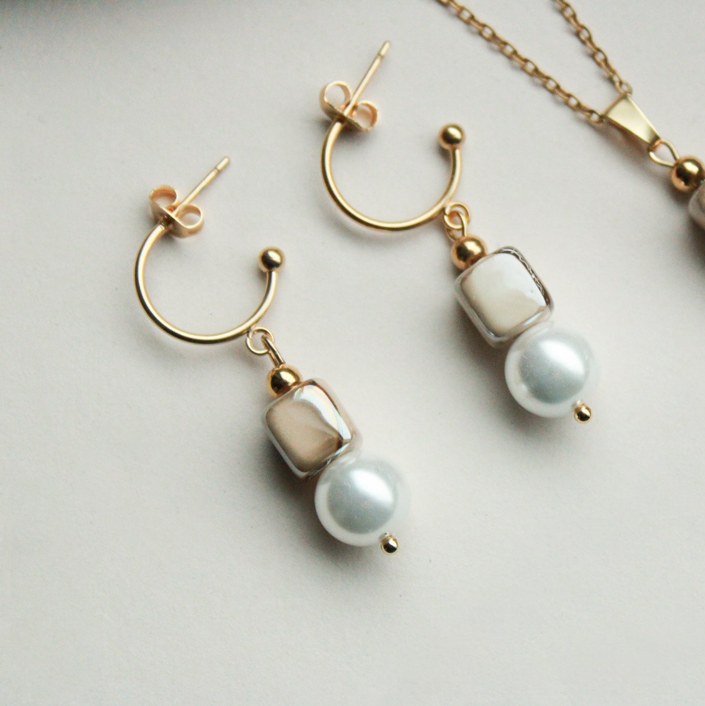 Ohrringe Gold mit Keramikperle in Sand Beige, Muschelkernperle, Edelstahl