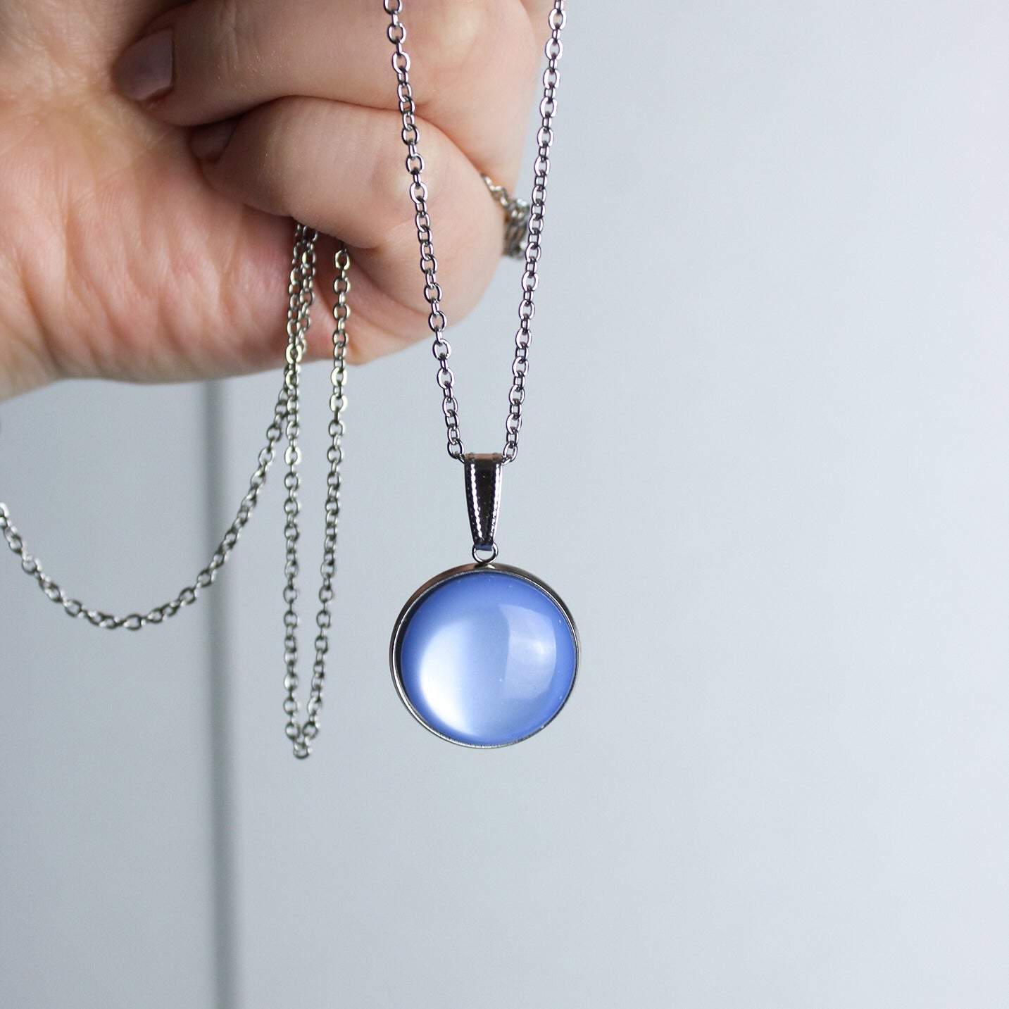 Lange Halskette in Provence Blau und Silber mit Anhänger, Edelstahl