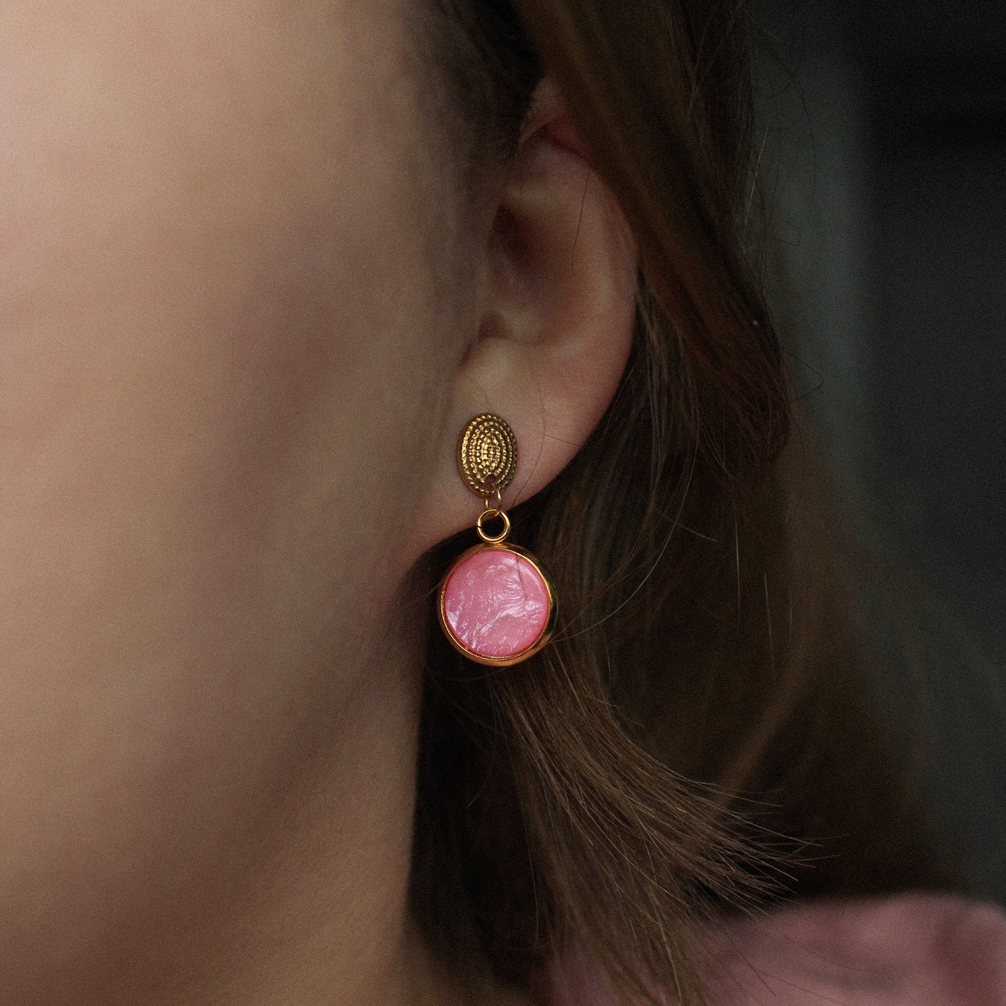 Goldene Ohrringe mit Stein in Pink, Ohrstecker, Edelstahl