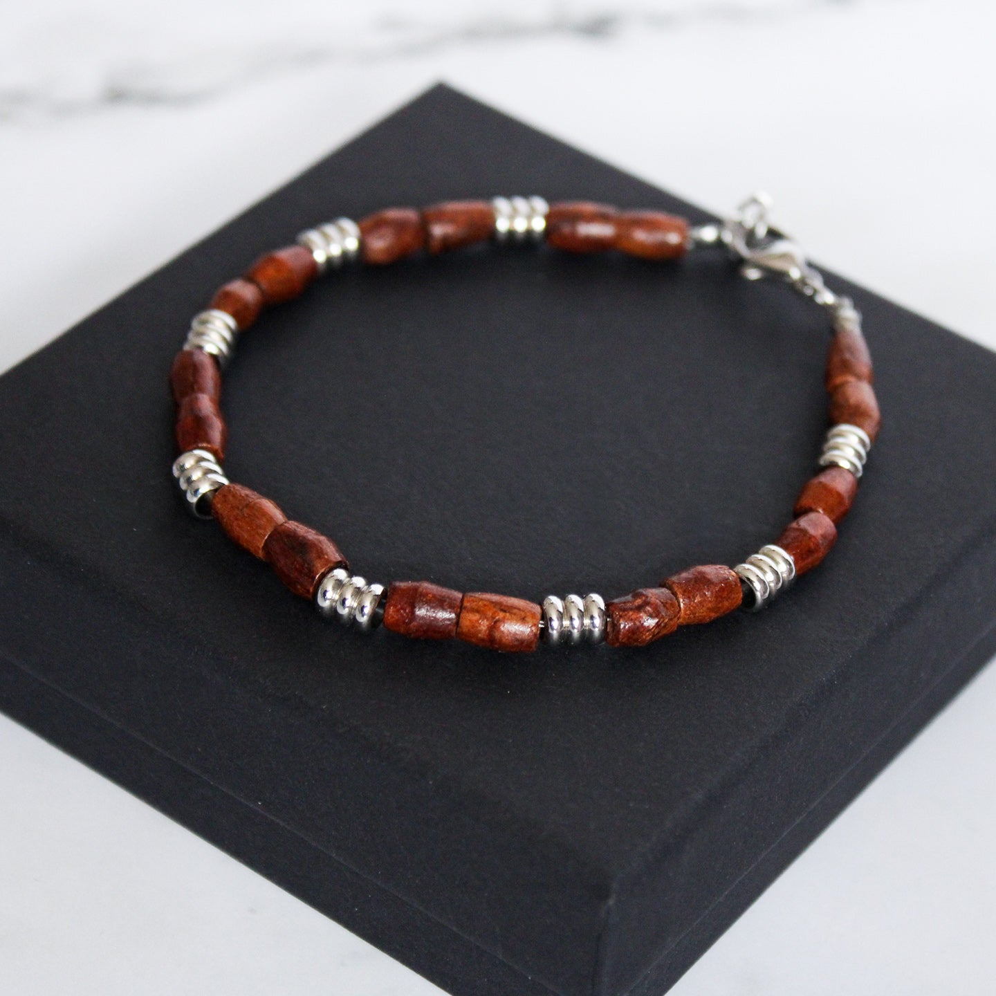 Armband aus Holz und Edelstahl, warmes Braun, verstellbar