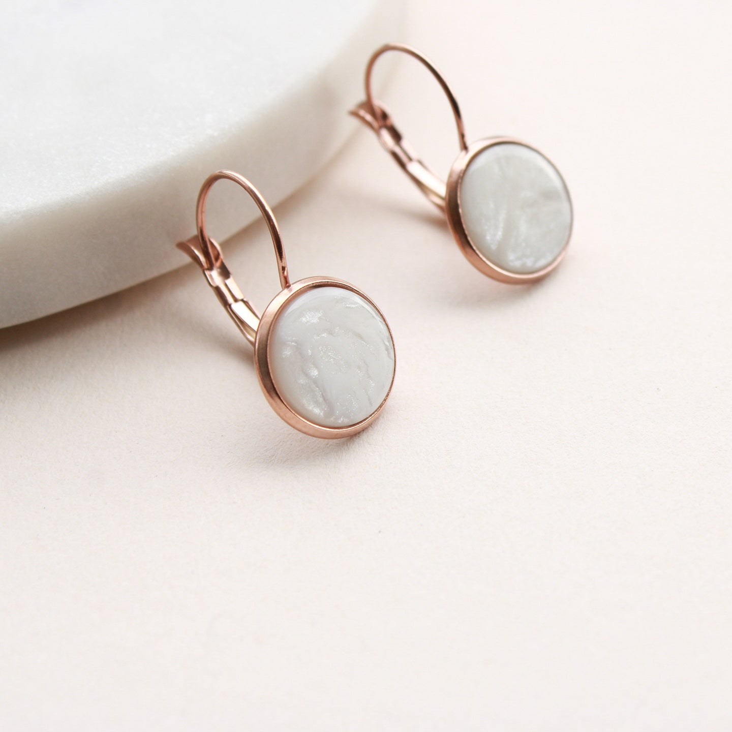 Ohrringe in Rosegold mit Stein in Weiß, Edelstahl