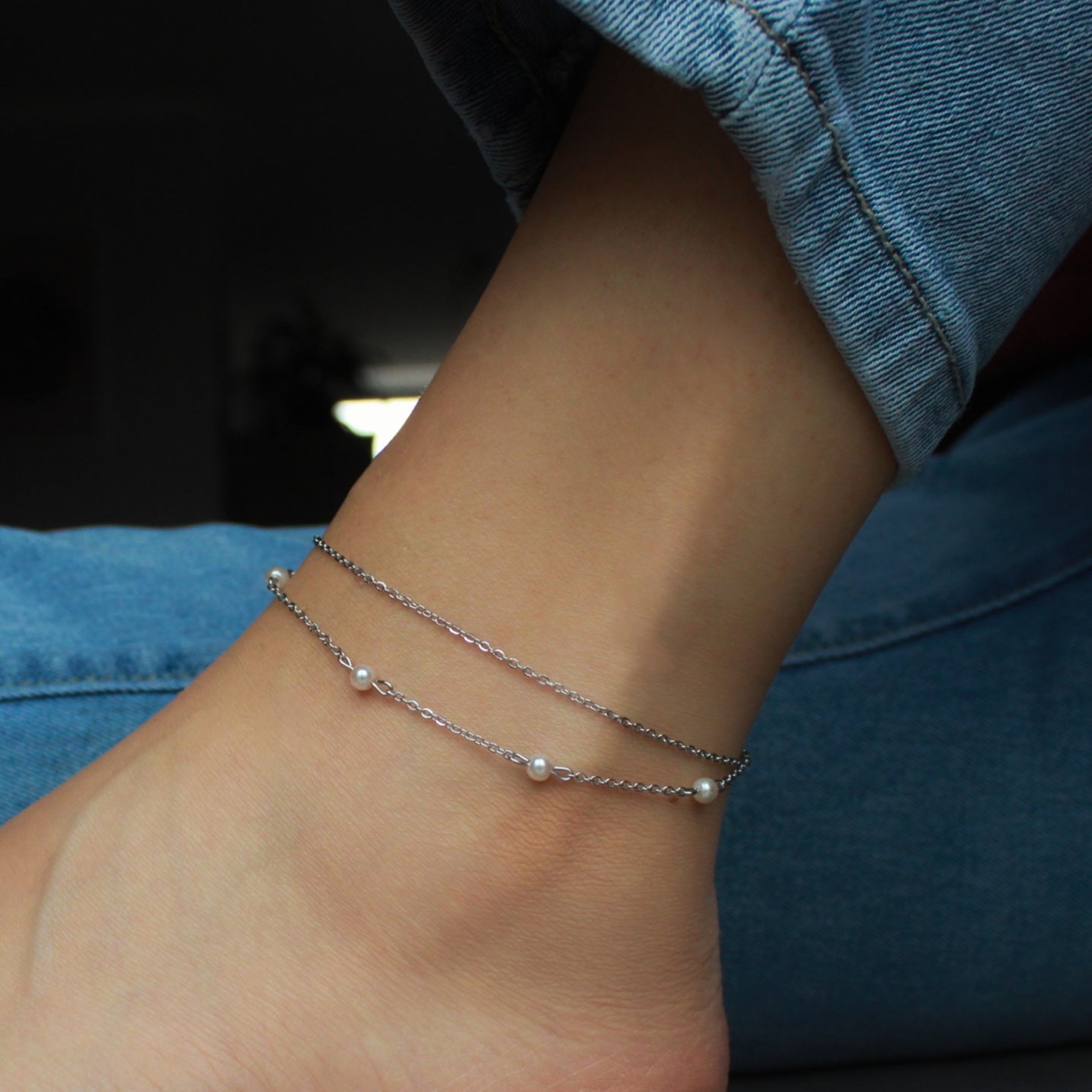 Fußkettchen in Silber mit kleinen Perlen in Cremeweiß oder Weiß, zweireihig, Edelstahl