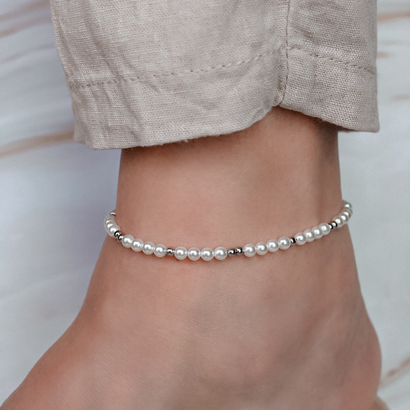 Fußkettchen in Silber mit Perlen in Weiß, Muschelkernperlen und Edelstahl