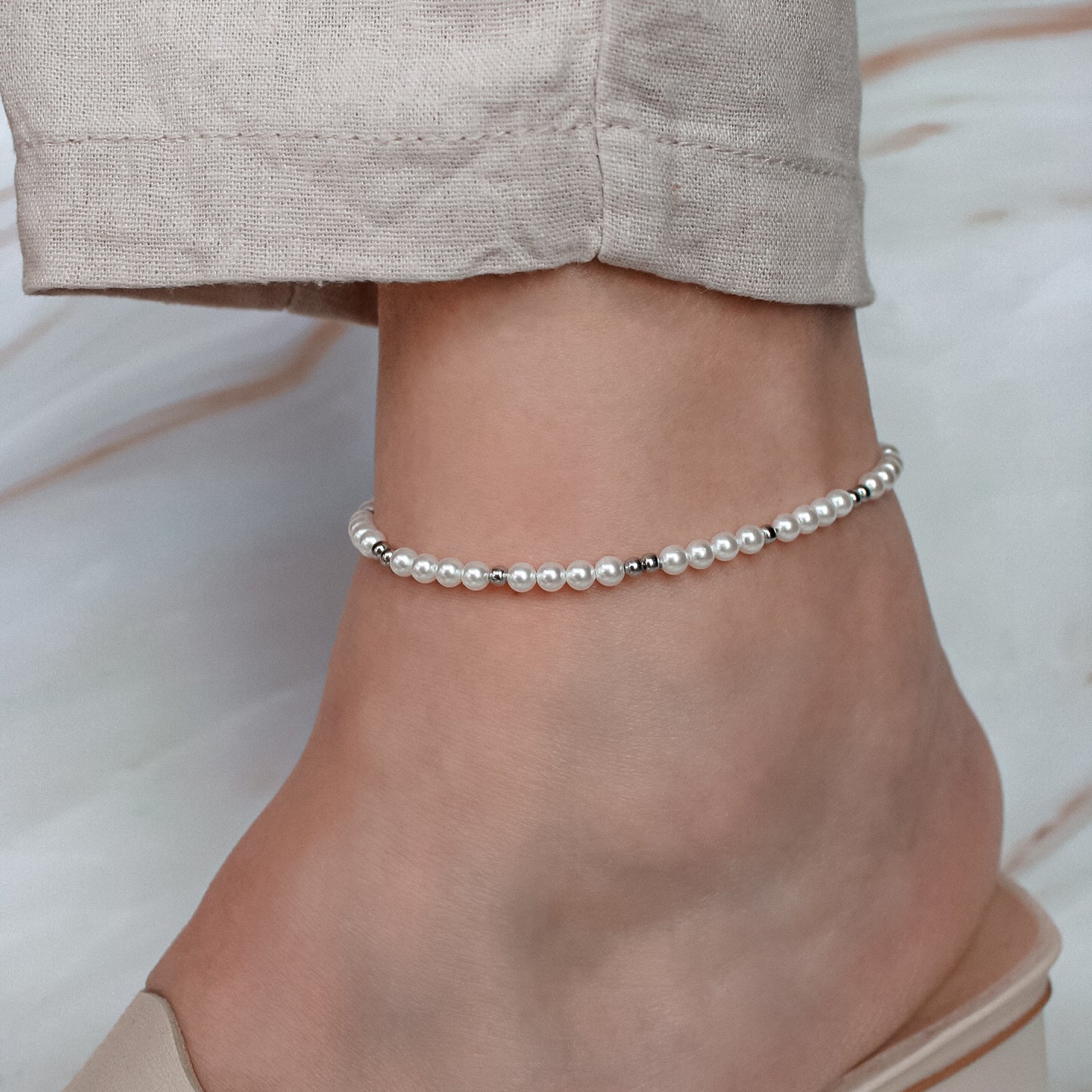 Fußkettchen in Silber mit Perlen in Weiß, Muschelkernperlen und Edelstahl