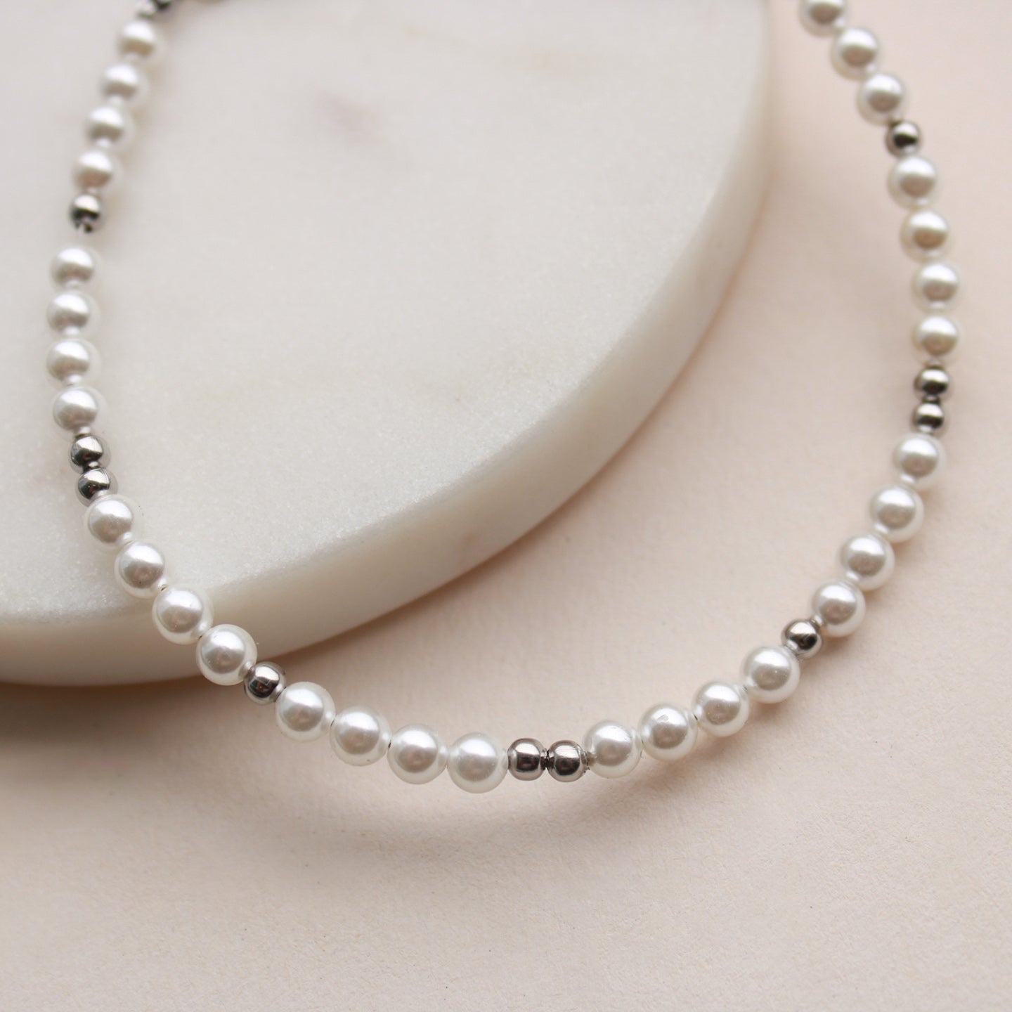 Fußkettchen in Silber mit Perlen in Weiß, Muschelkernperlen und Edelstahl