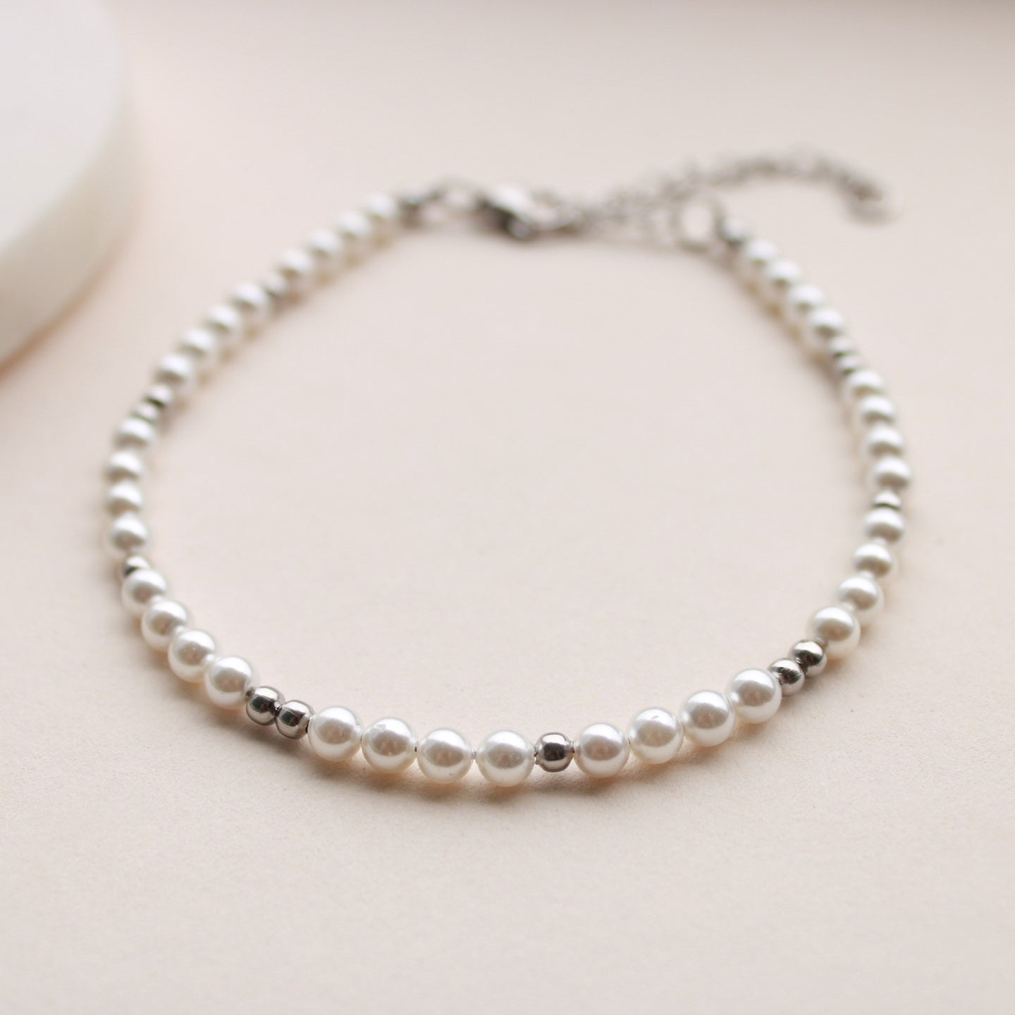 Fußkettchen in Silber mit Perlen in Weiß, Muschelkernperlen und Edelstahl