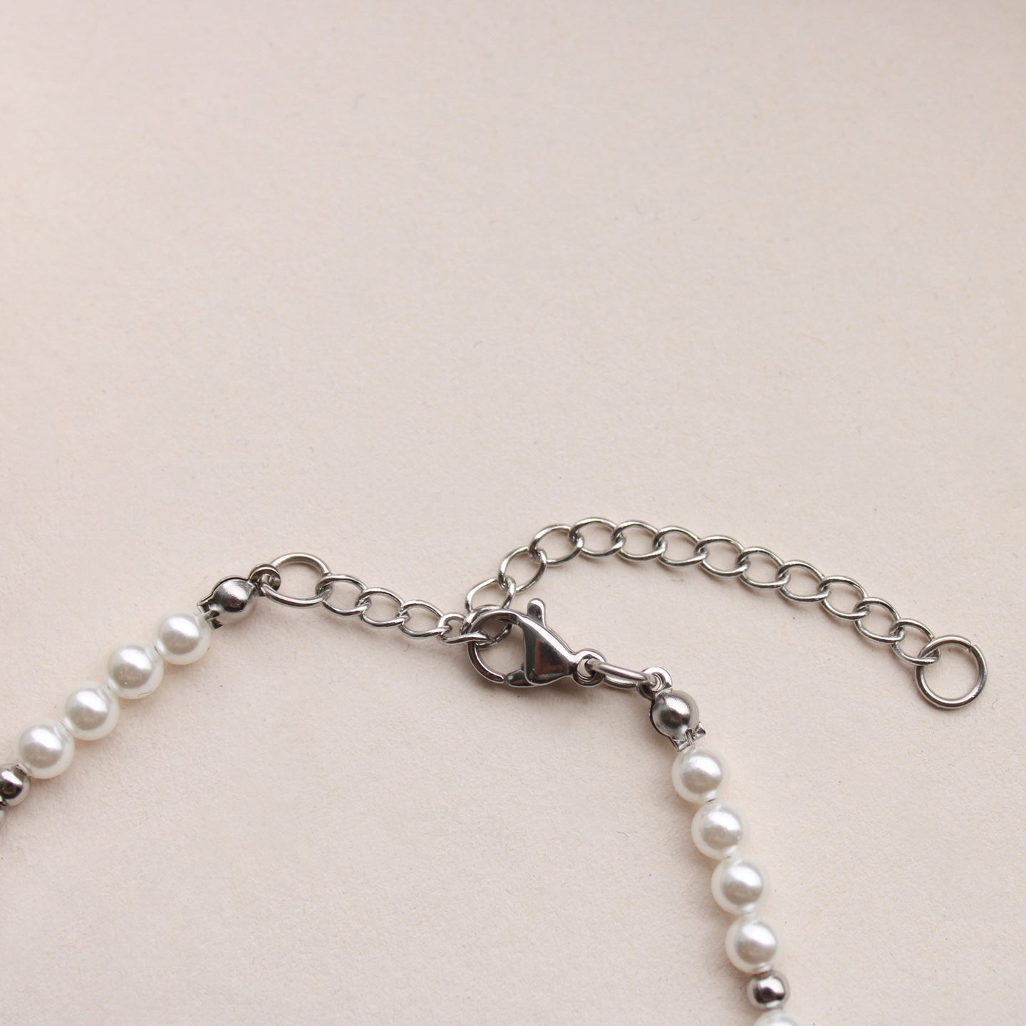 Fußkettchen in Silber mit Perlen in Weiß, Muschelkernperlen und Edelstahl