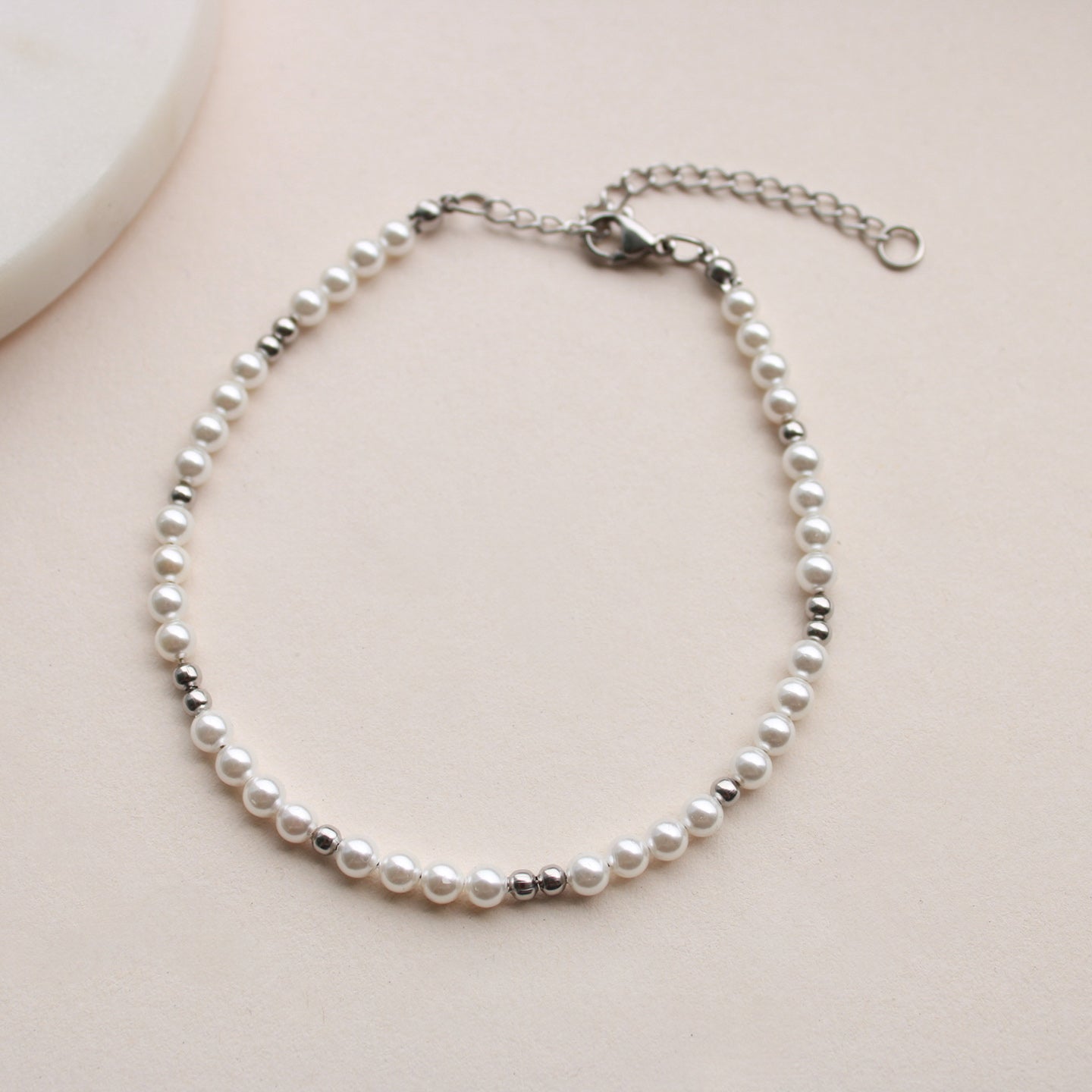 Fußkettchen in Silber mit Perlen in Weiß, Muschelkernperlen und Edelstahl