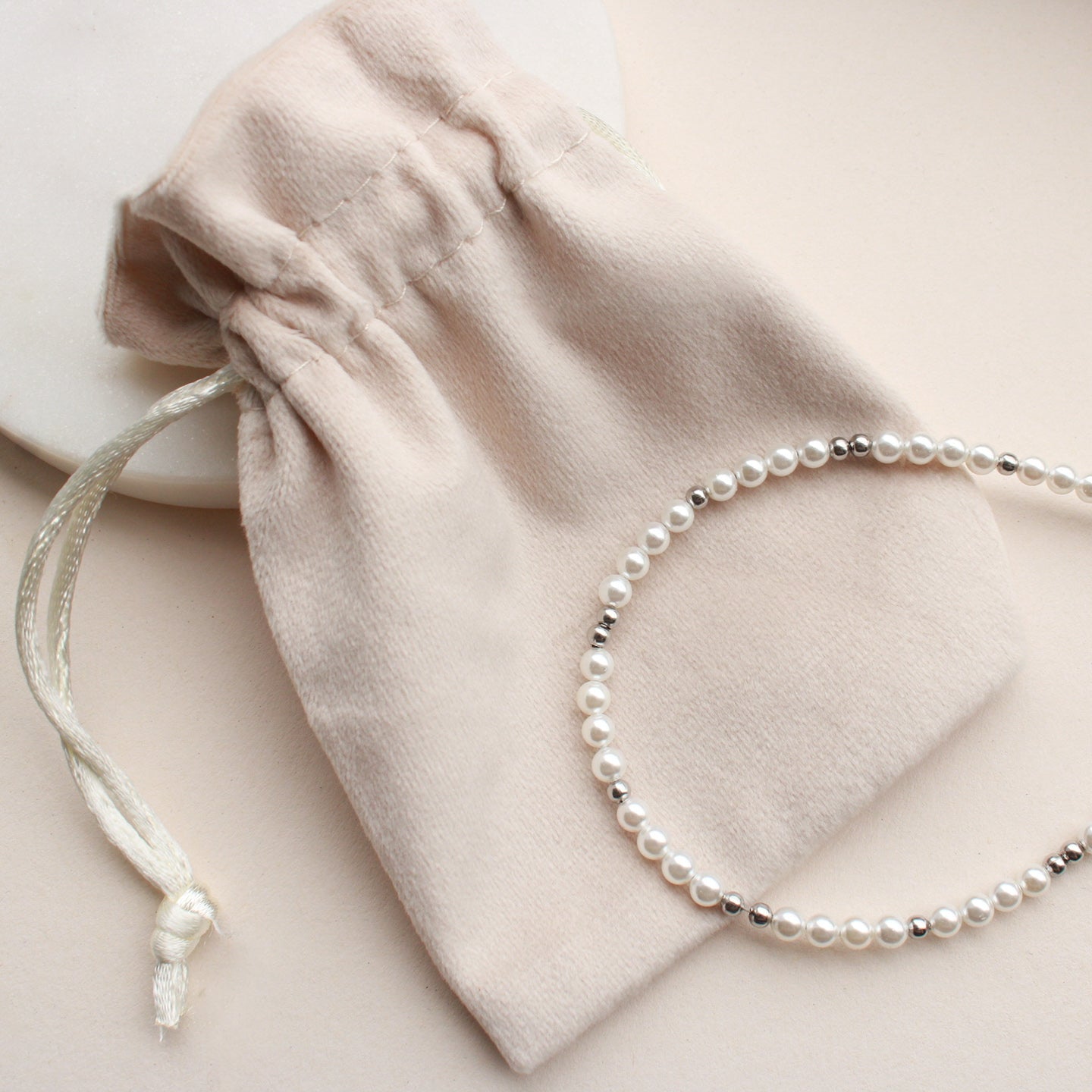 Fußkettchen in Silber mit Perlen in Weiß, Muschelkernperlen und Edelstahl