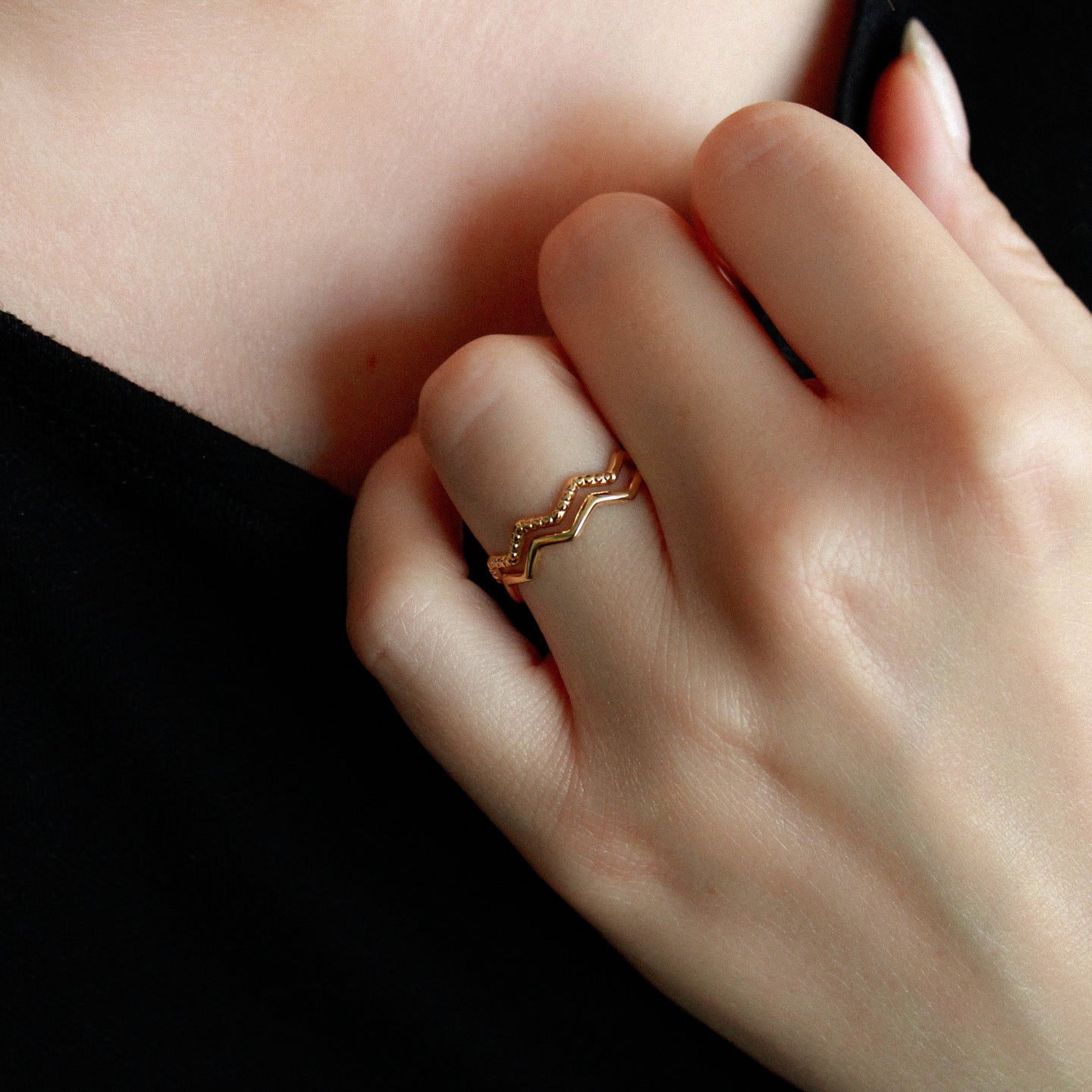 Goldener Ring aus Edelstahl im Zickzack-Design, verstellbar