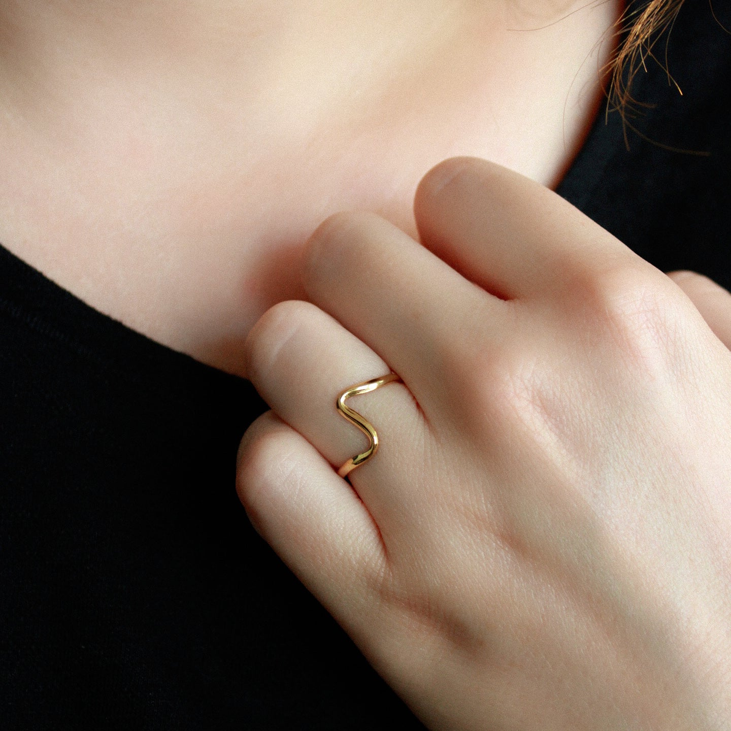 Goldener Ring aus Edelstahl, schlichtes, geschwungenes Design, verstellbar