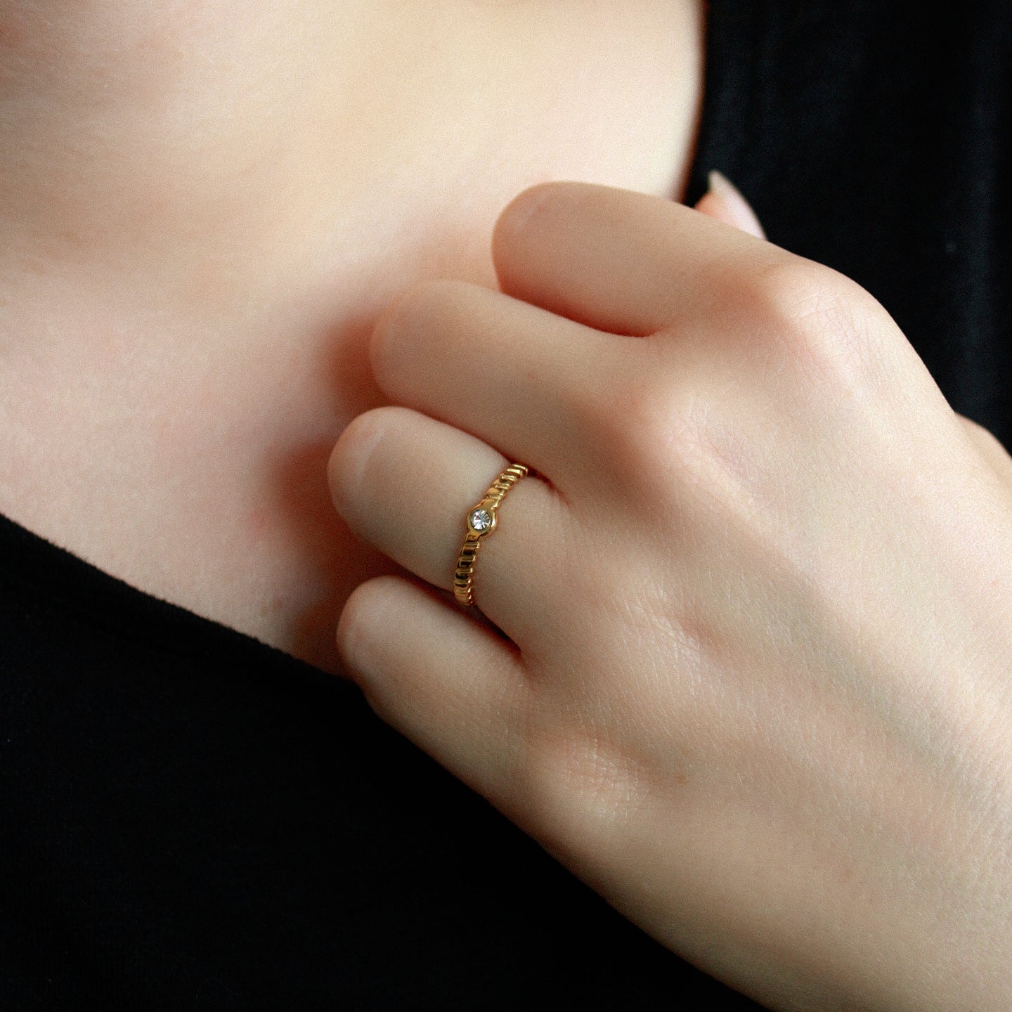 Schlichter Ring aus Edelstahl mit Zirkonia-Stein, Gold, verstellbar