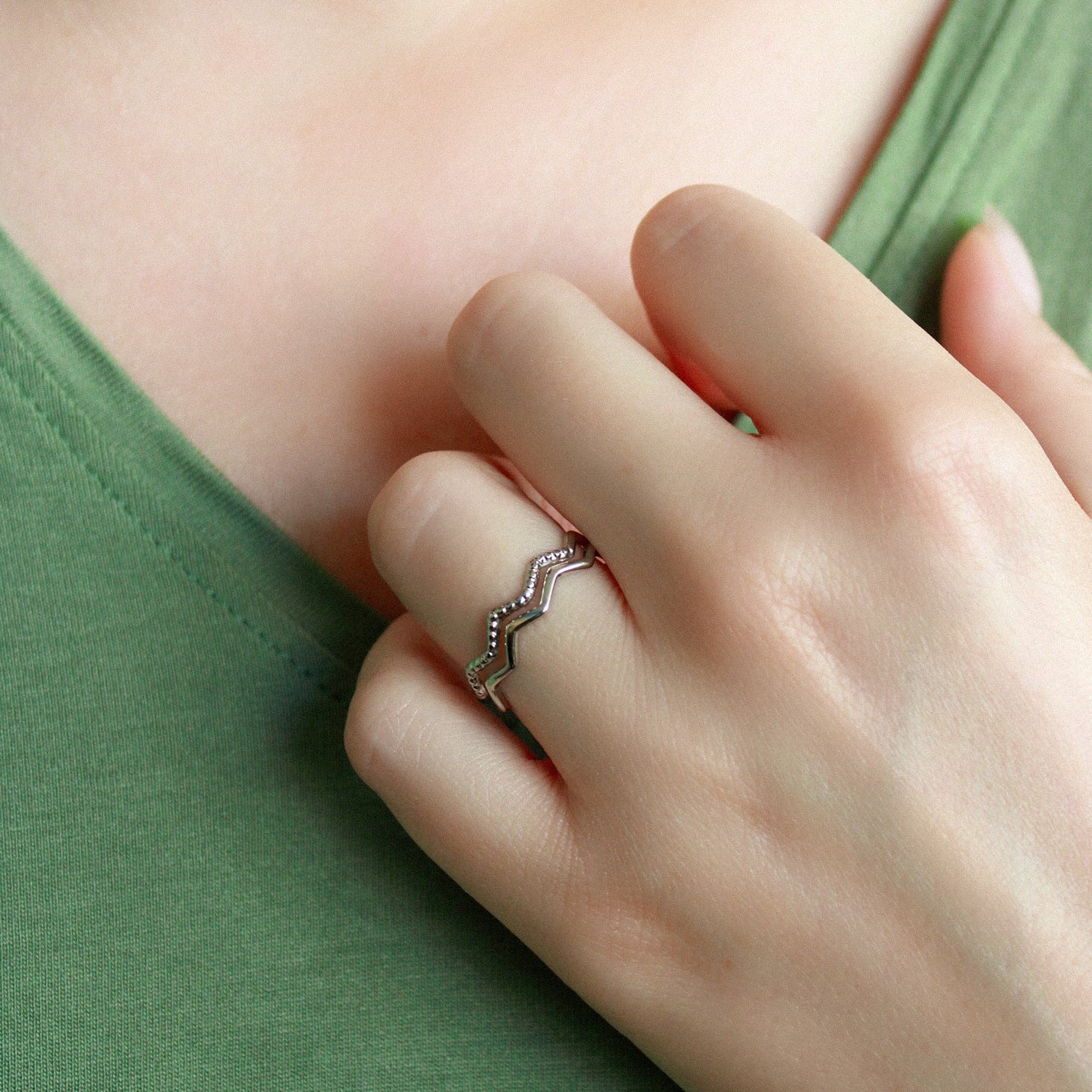 Silberner Ring aus Edelstahl im Zickzack-Design, verstellbar