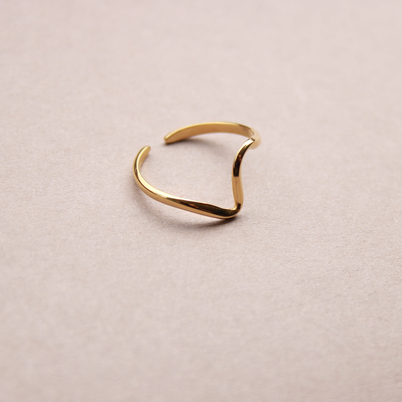 Goldener Ring aus Edelstahl, schlichtes, geschwungenes Design, verstellbar