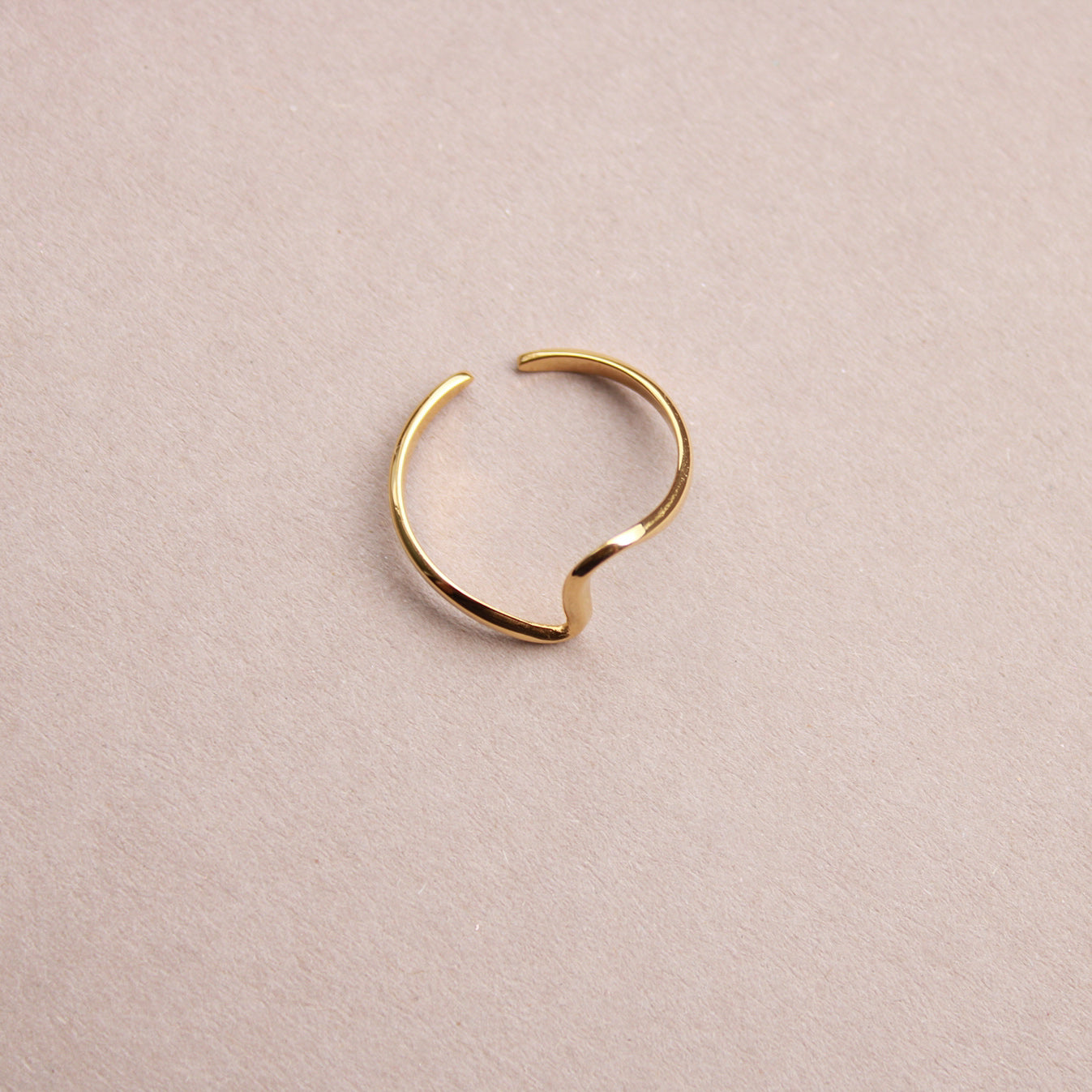 Goldener Ring aus Edelstahl, schlichtes, geschwungenes Design, verstellbar