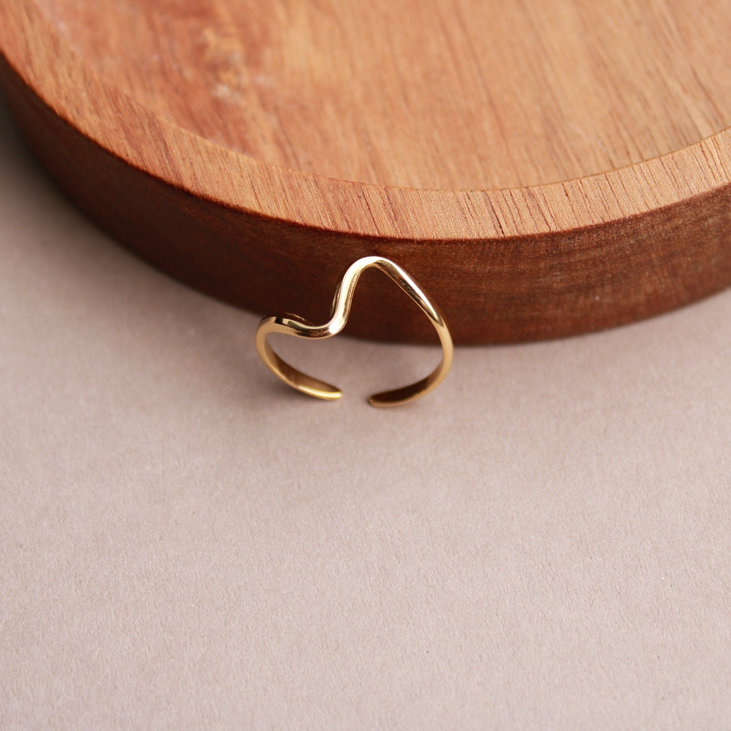Goldener Ring aus Edelstahl, schlichtes, geschwungenes Design, verstellbar